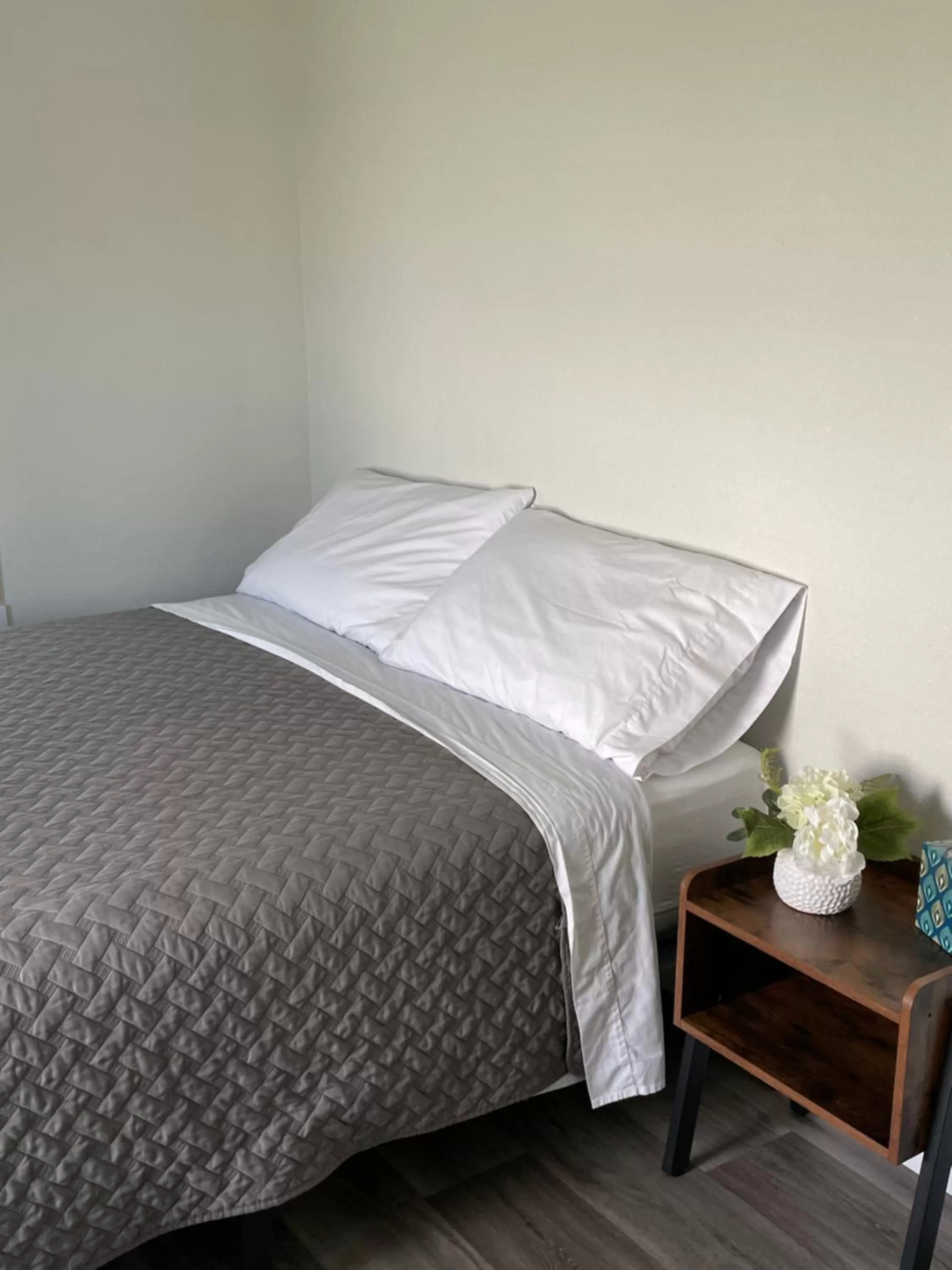 Bed in East Side Motel & Cabins