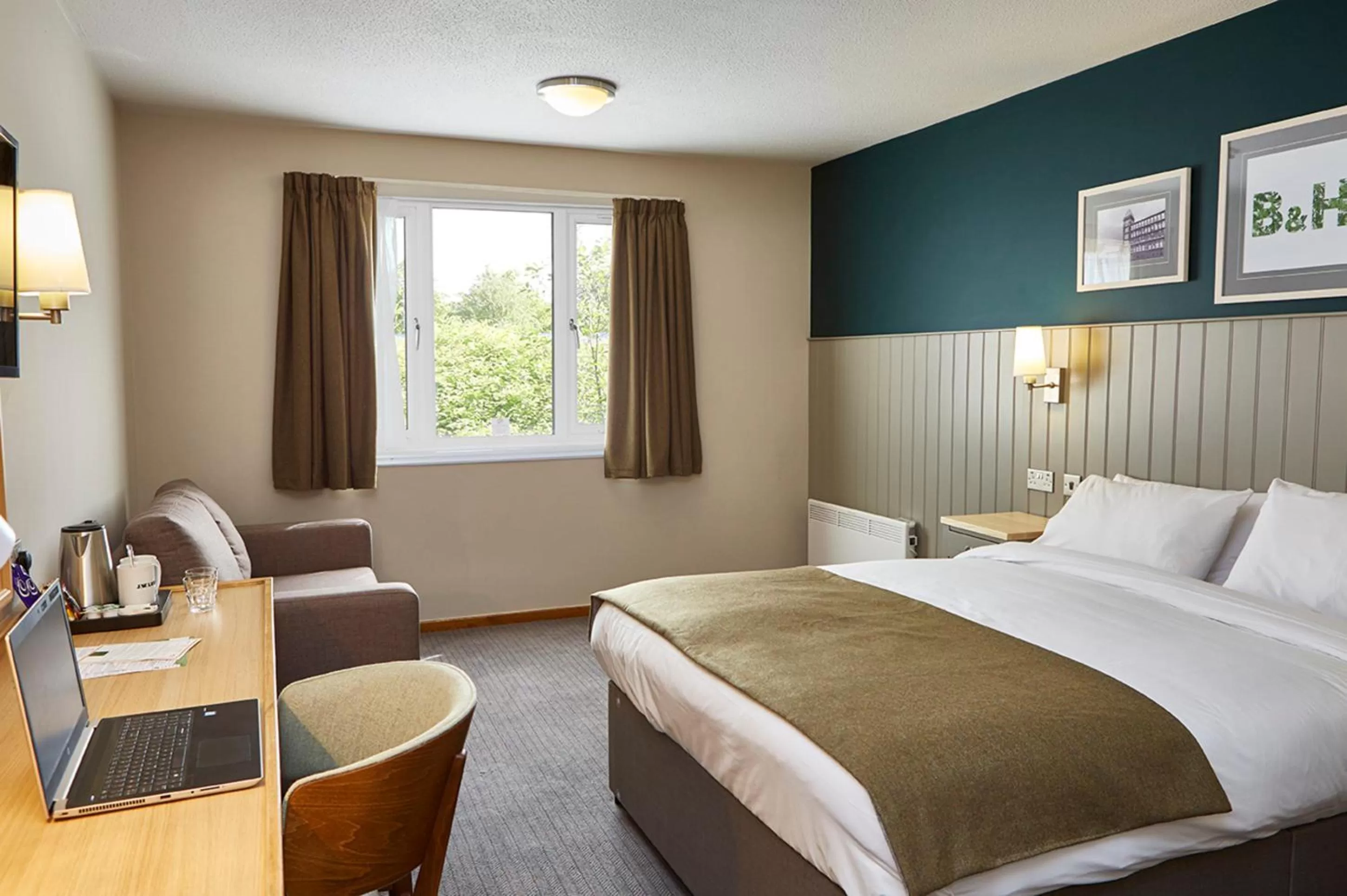 Bedroom, Bed in Boat & Horses Inn