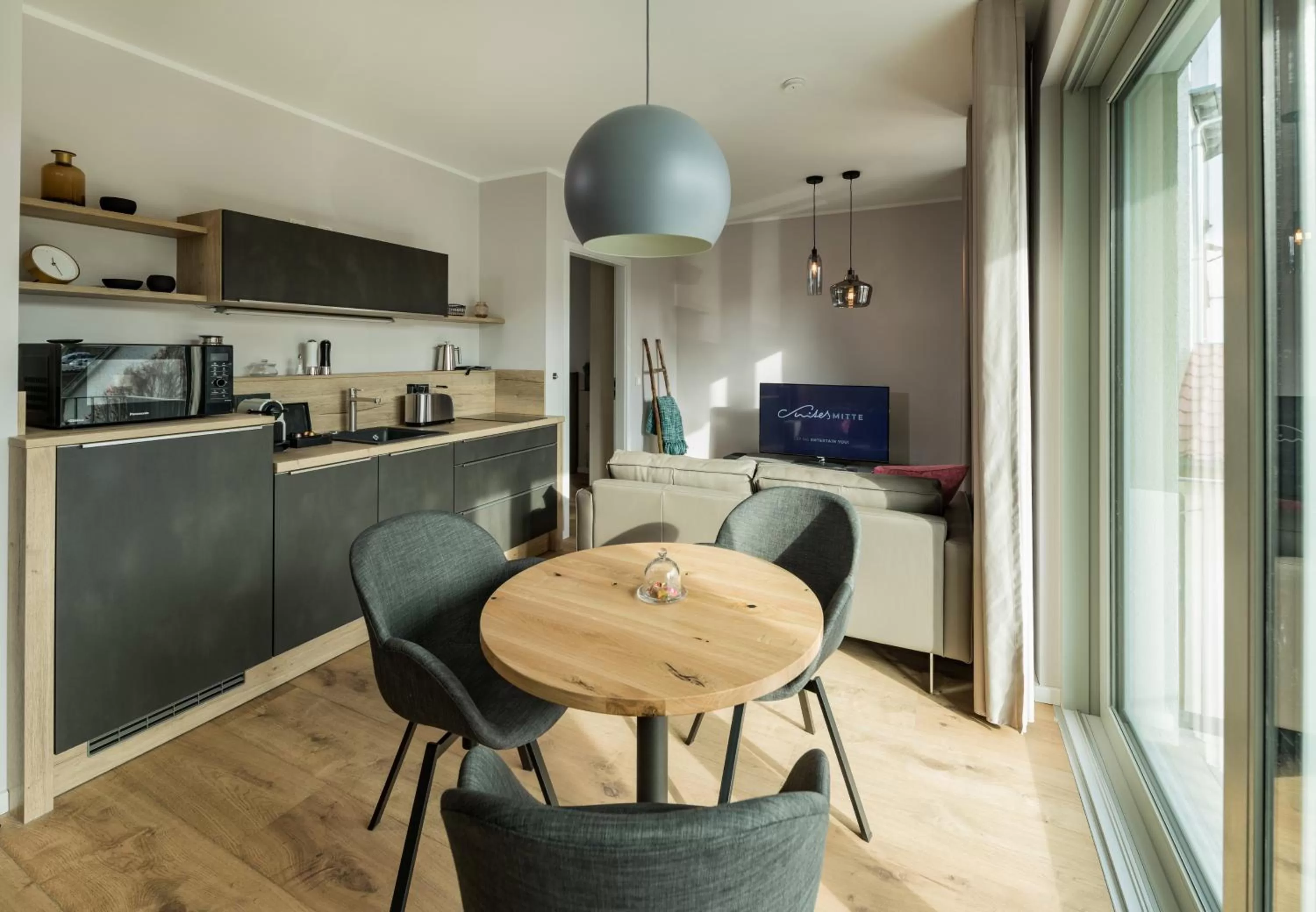 TV and multimedia, Dining Area in Suites MITTE - Aparthotel