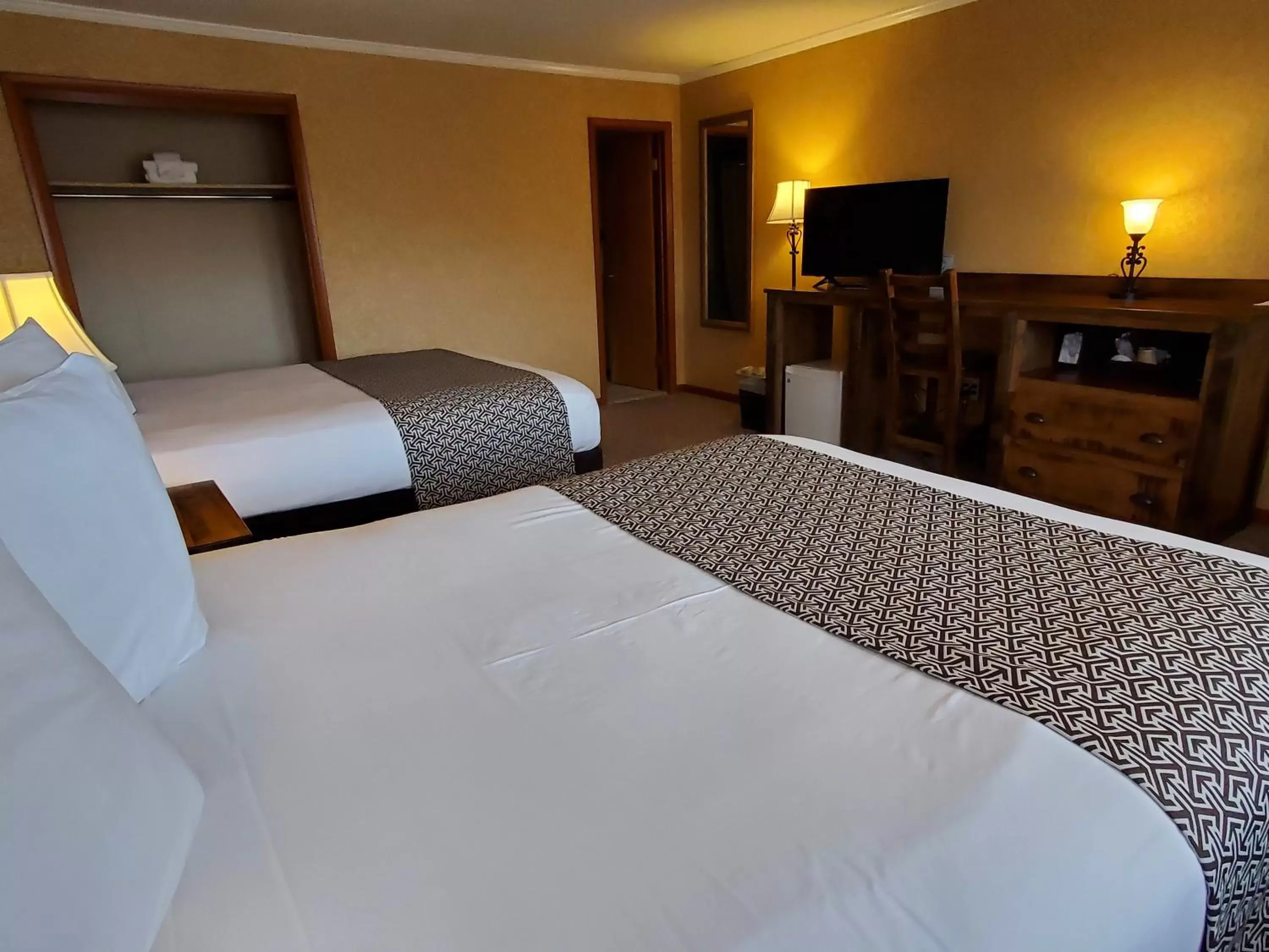 Queen Room with Two Queen Beds in Bayside Resort, Lake George NY Queen Room with Two Queen Beds in Bayside Resort, Lake George NY