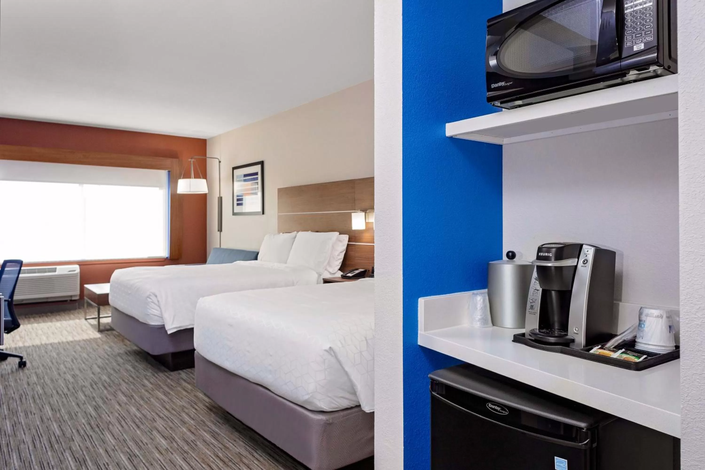 Photo of the whole room, Bed in Holiday Inn Express & Suites - Madison by IHG