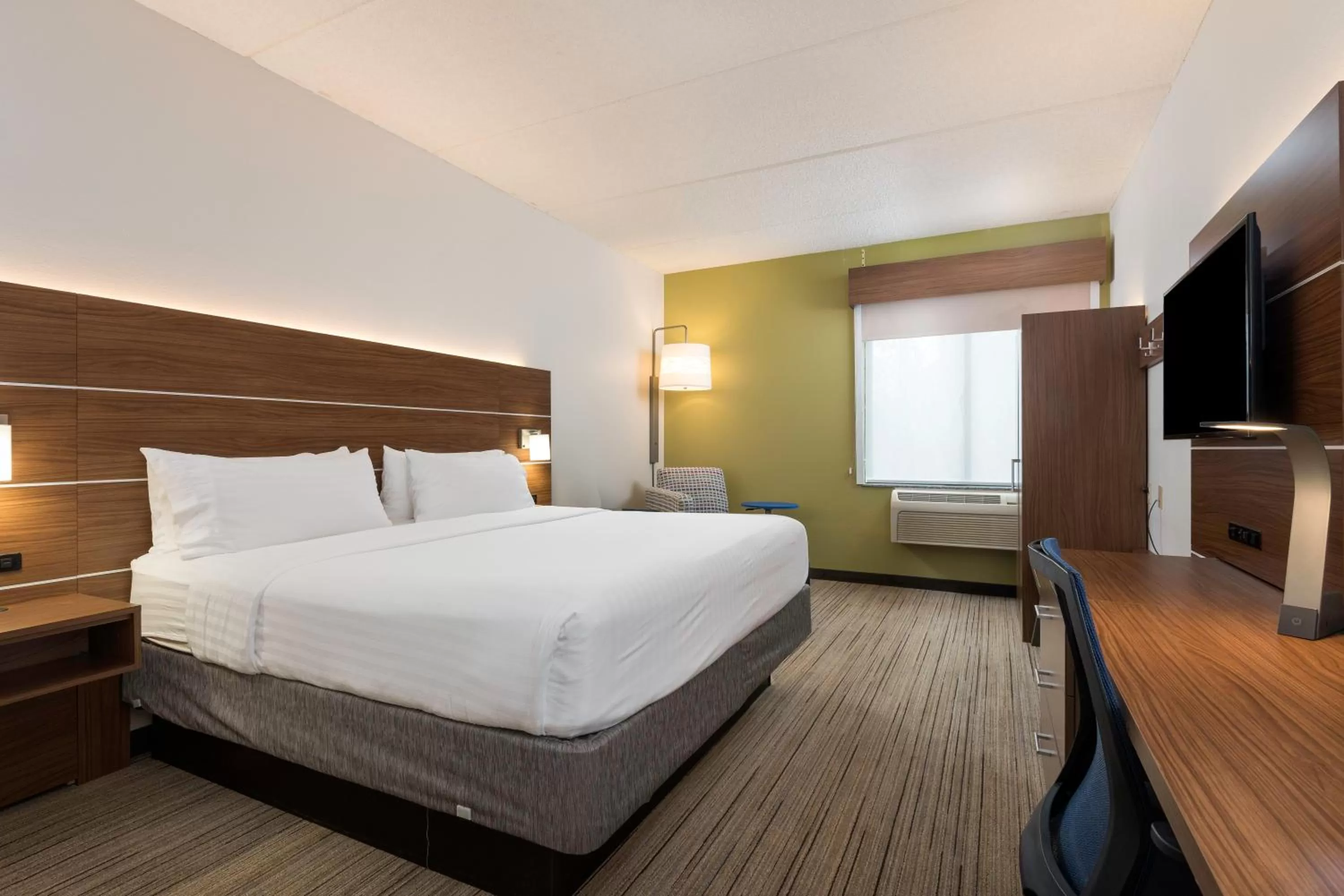 Photo of the whole room, Bed in Holiday Inn Express & Suites Charlotte Arpt-Belmont by IHG