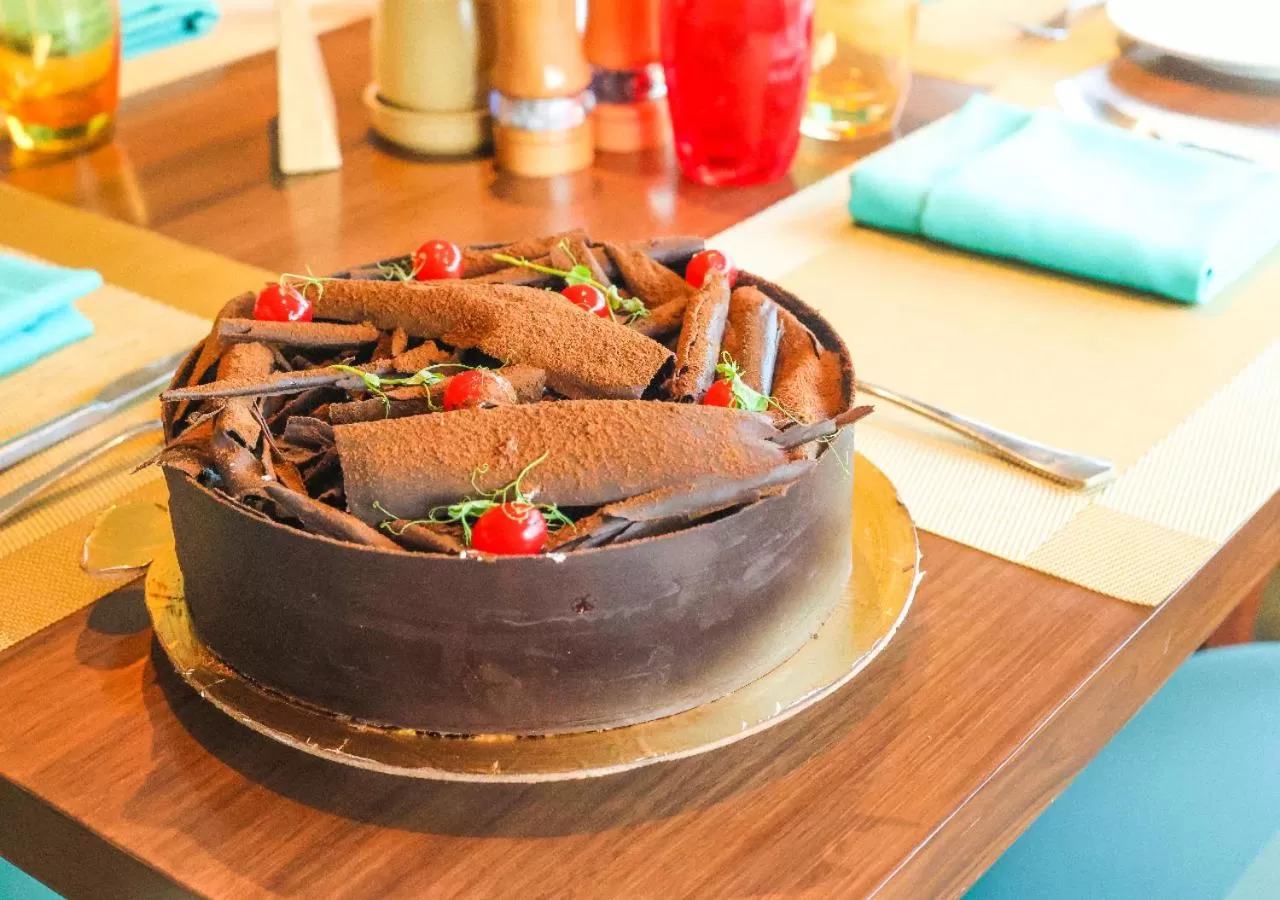 Restaurant/places to eat in Radisson Bhopal