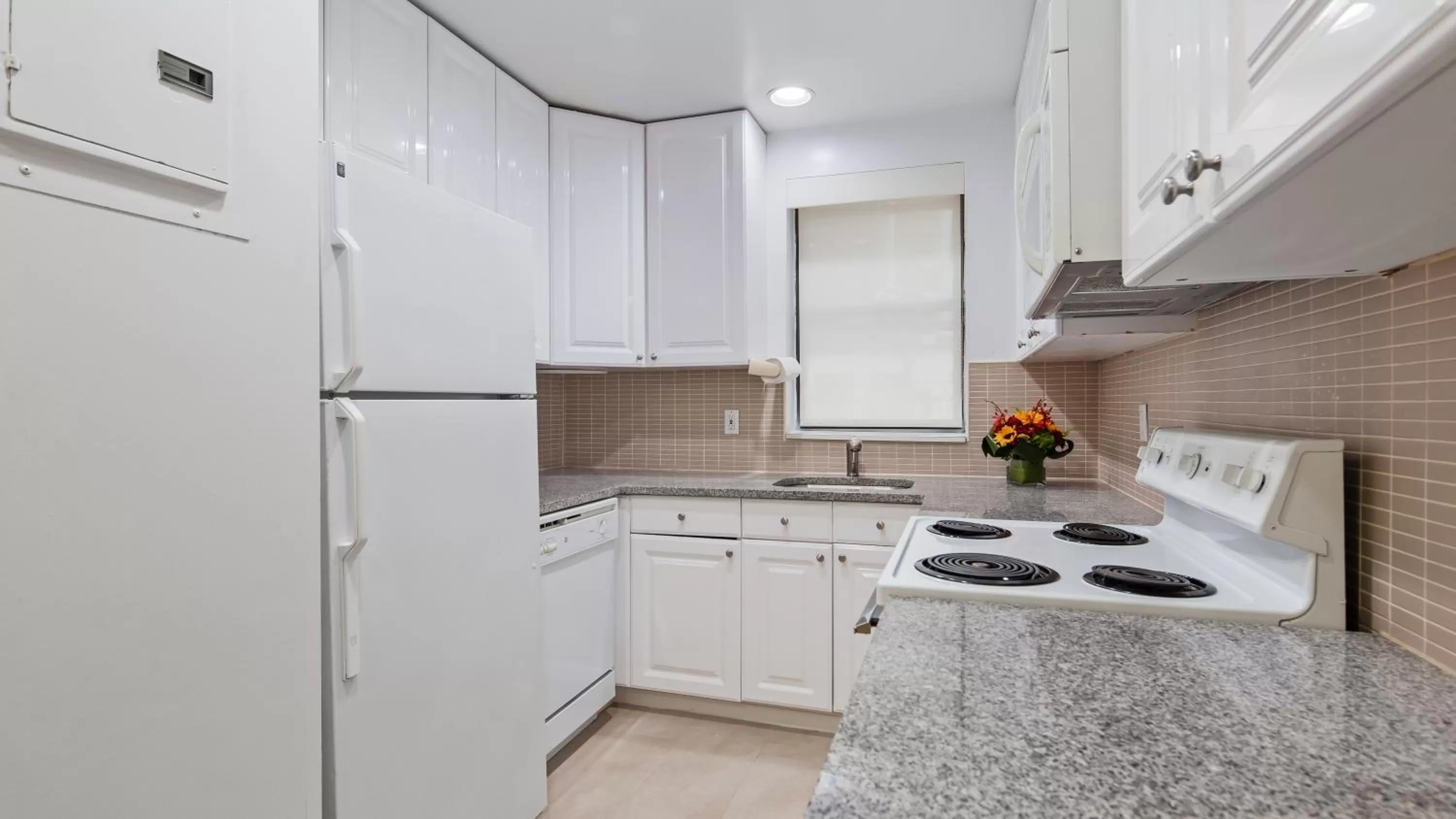 Kitchen or kitchenette in Best Western Plus Hospitality House Suites