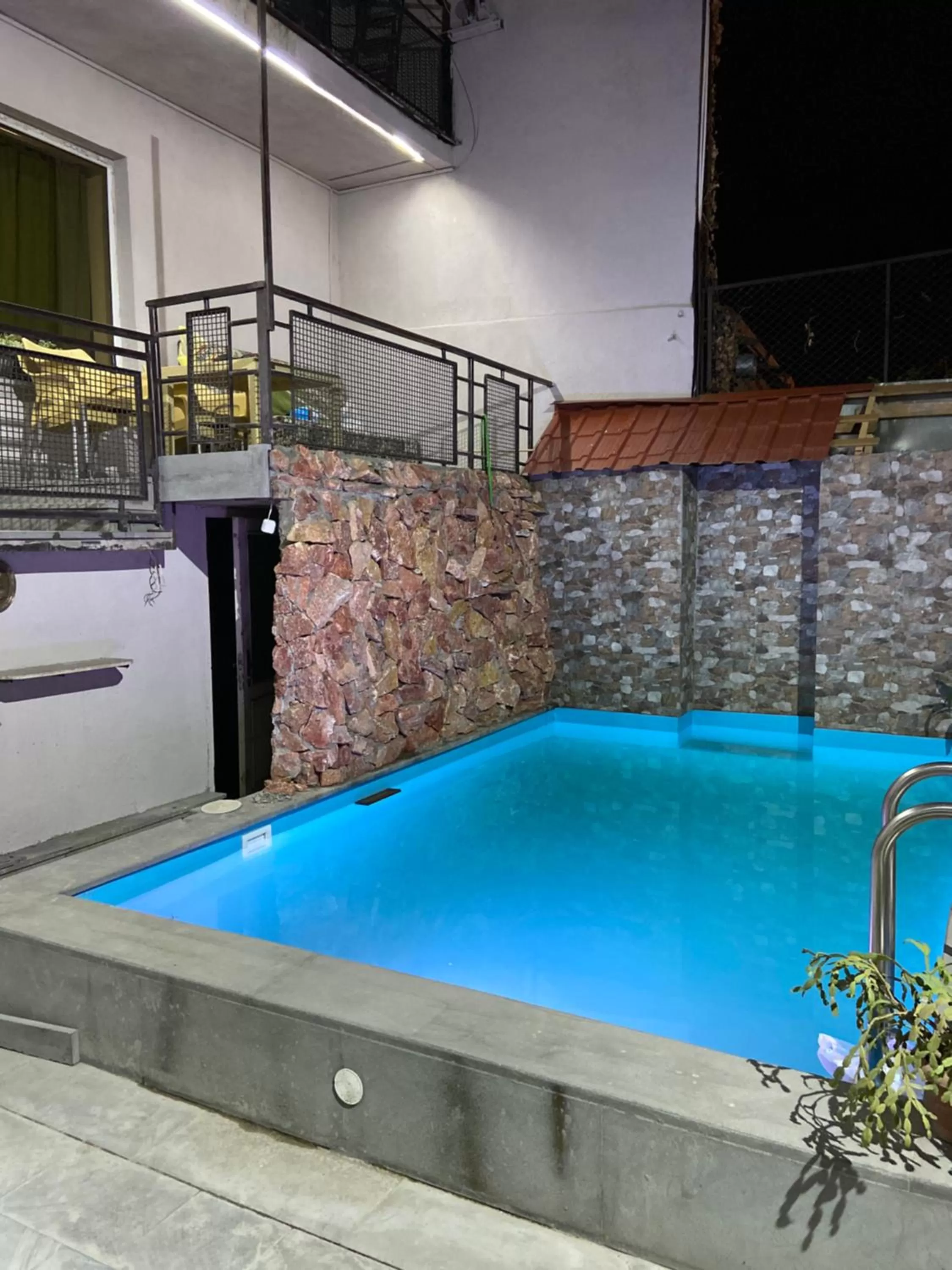 Swimming Pool in Elross Hotel