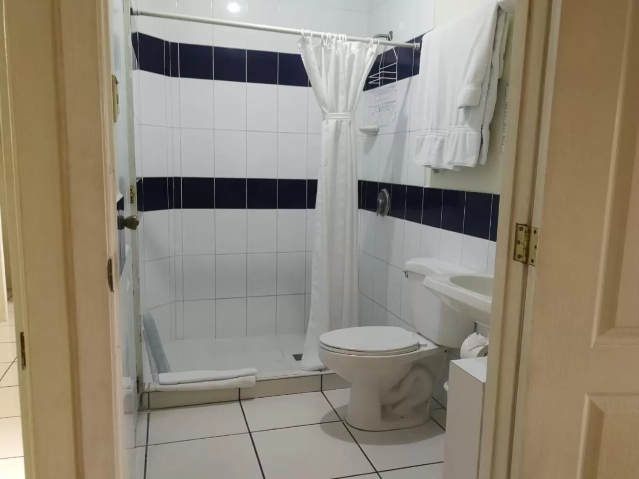 Bathroom in Hotel Villa Serena San Benito