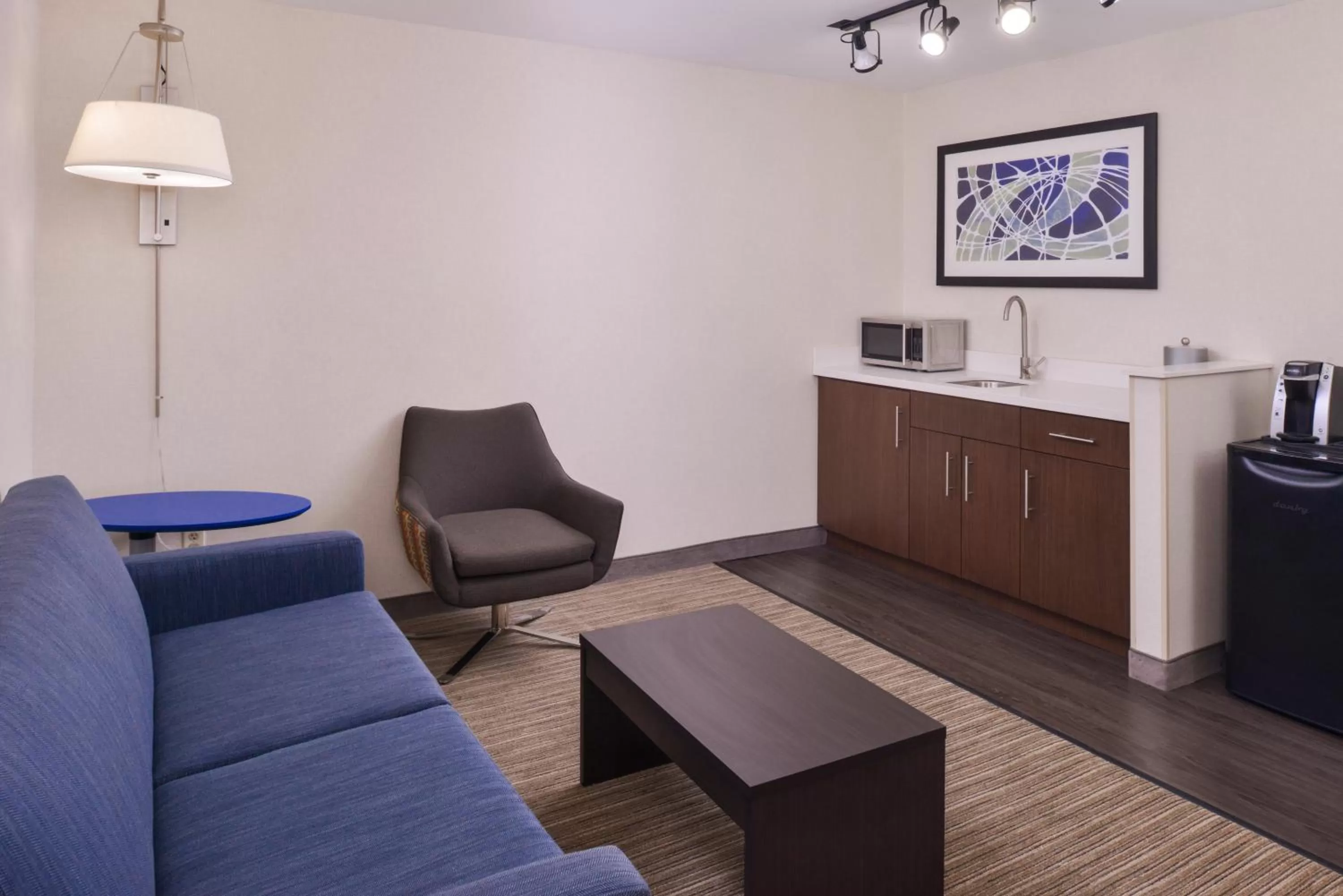 Bedroom in Holiday Inn Express Hotel & Suites Southfield - Detroit by IHG