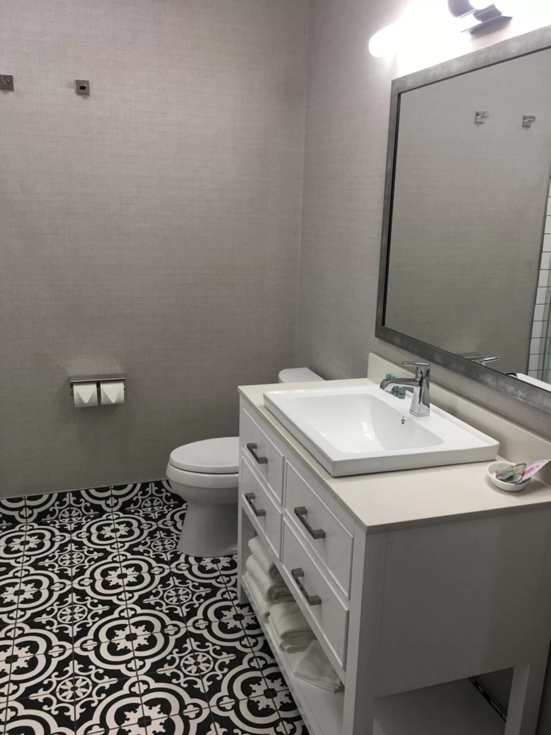 Bathroom in Riverside inn hannibal