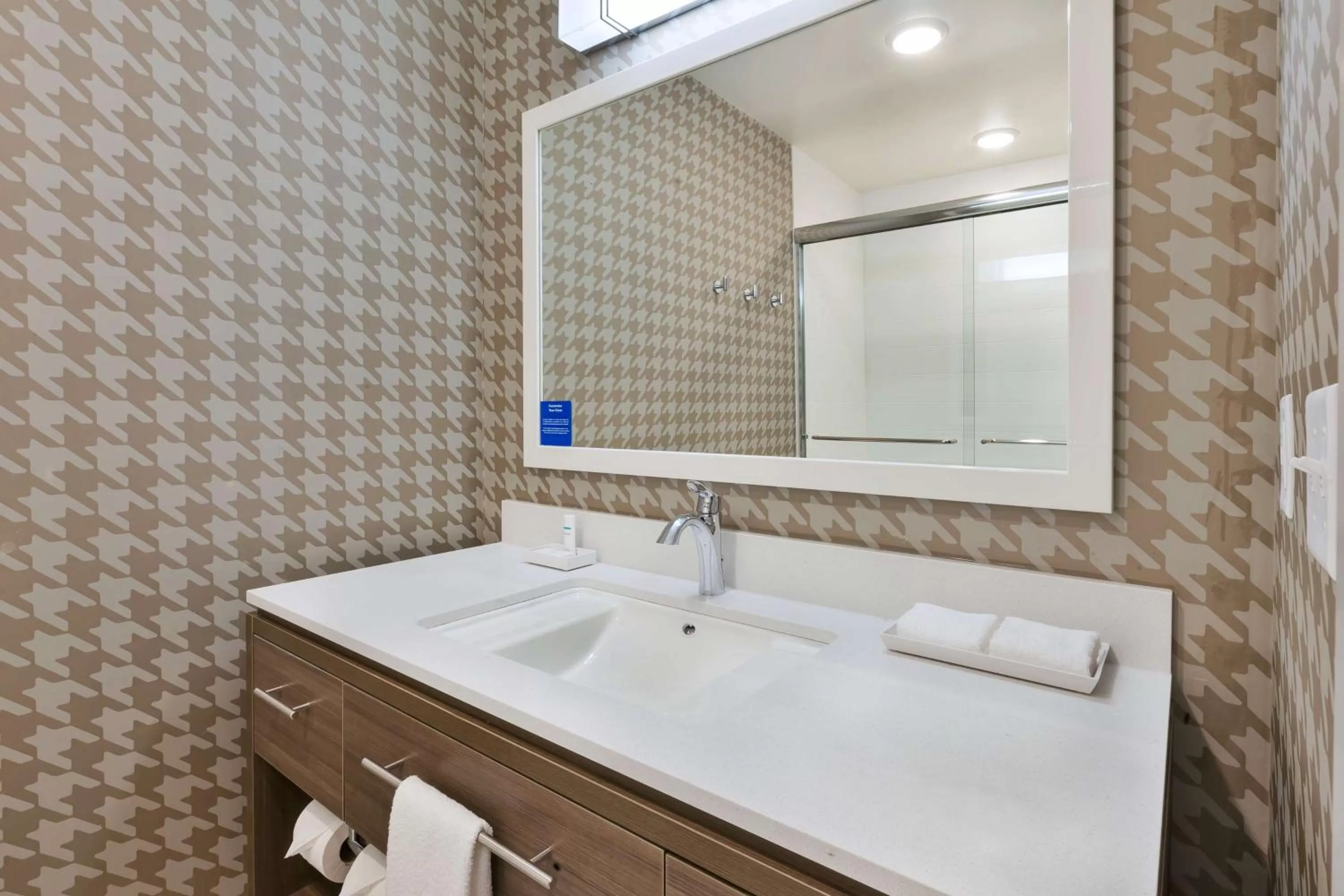 Bathroom, Bed in Home2 Suites By Hilton Battle Creek, Mi