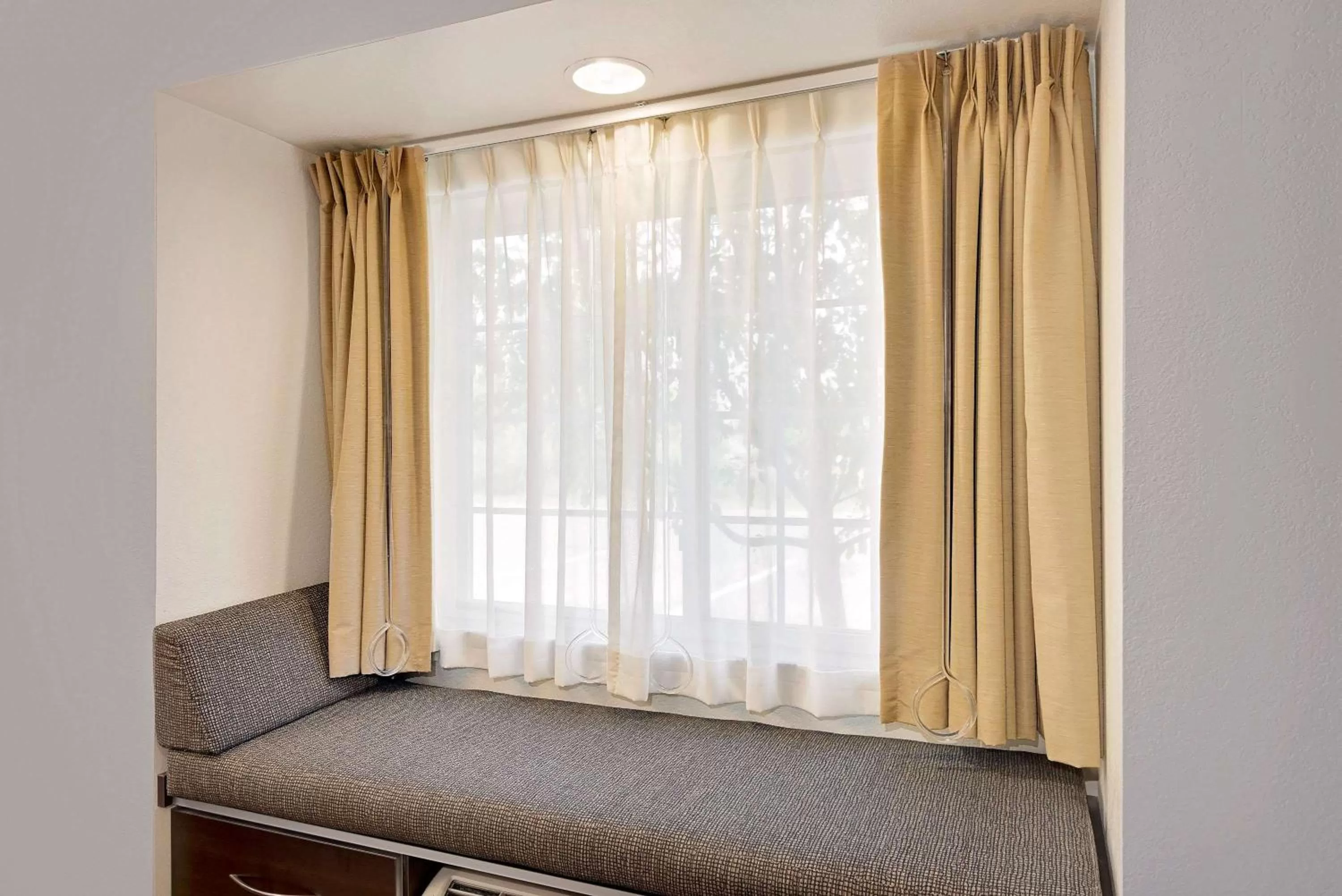 Photo of the whole room, Bed in Microtel Inn and Suites by Wyndham - Geneva