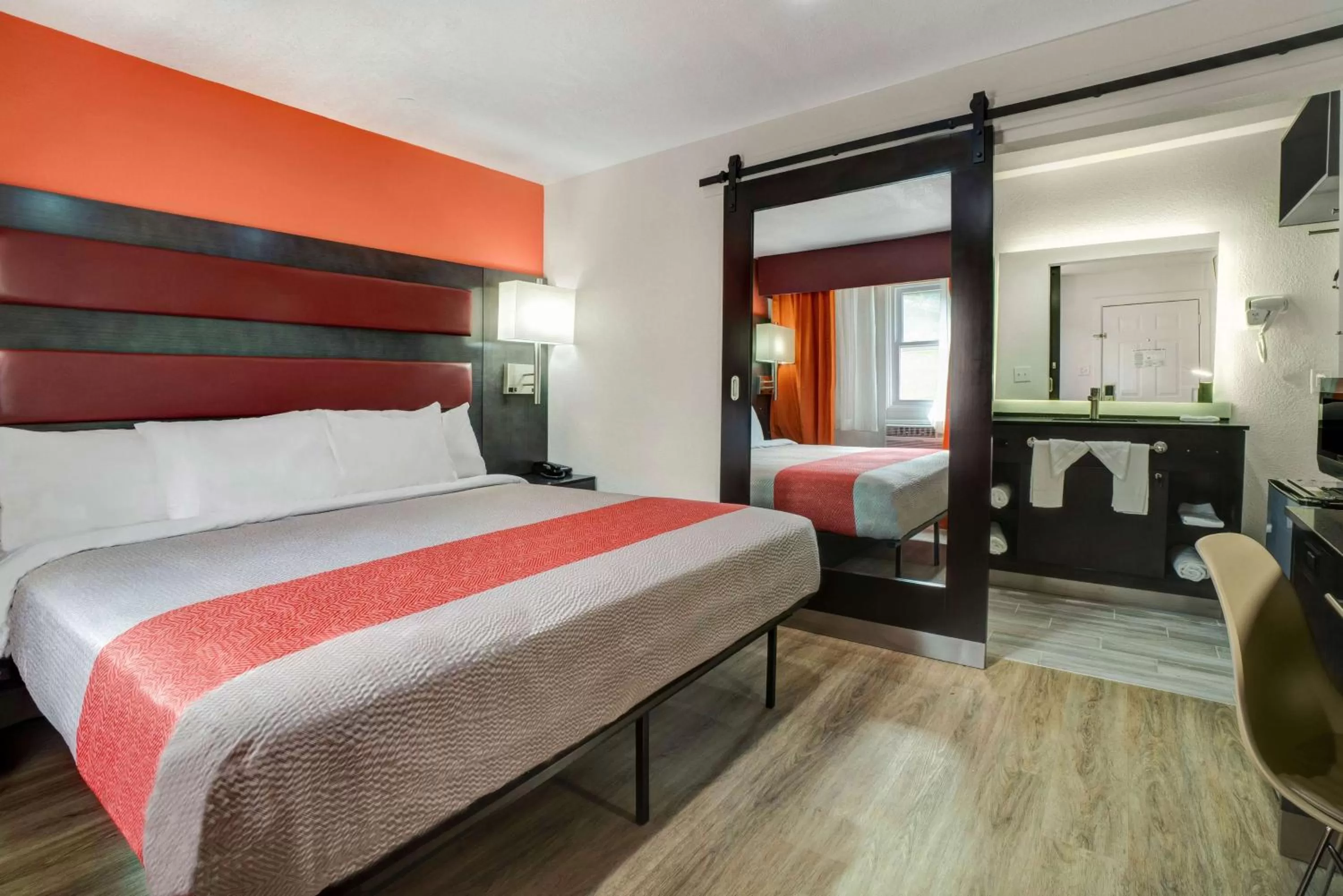 Photo of the whole room, Bed in Motel 6 Bellville, OH