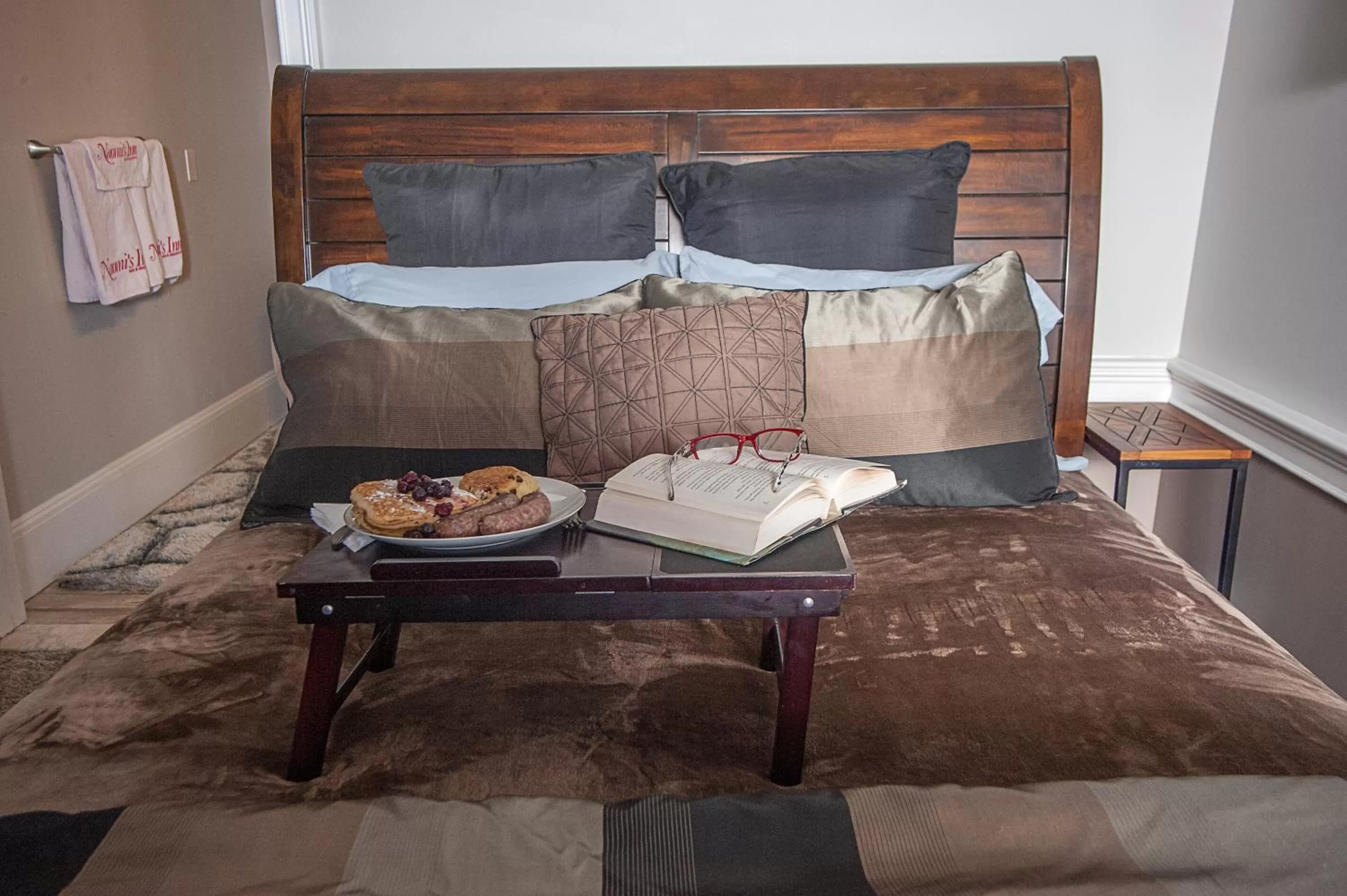 Bed in Naomi's Inn Bed & Breakfast