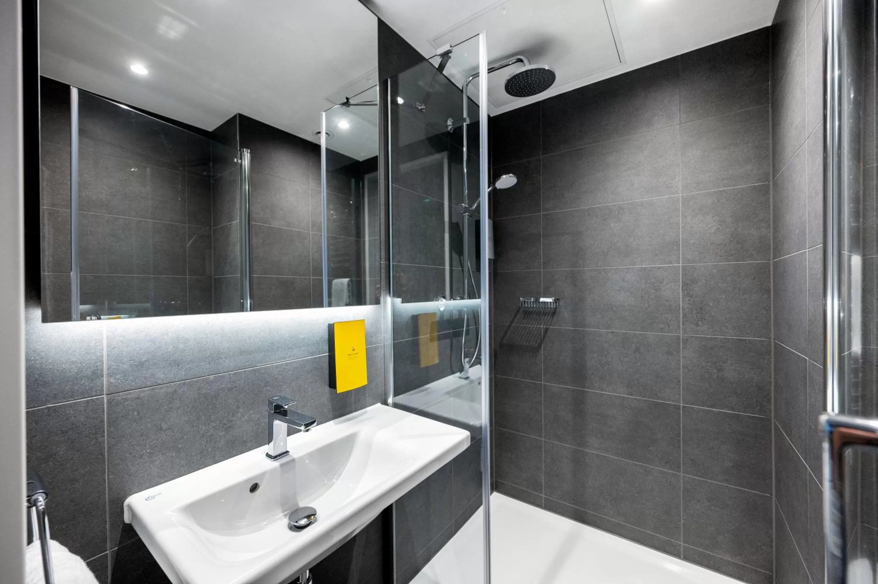 Shower in Staycity Aparthotels Frankfurt Airport