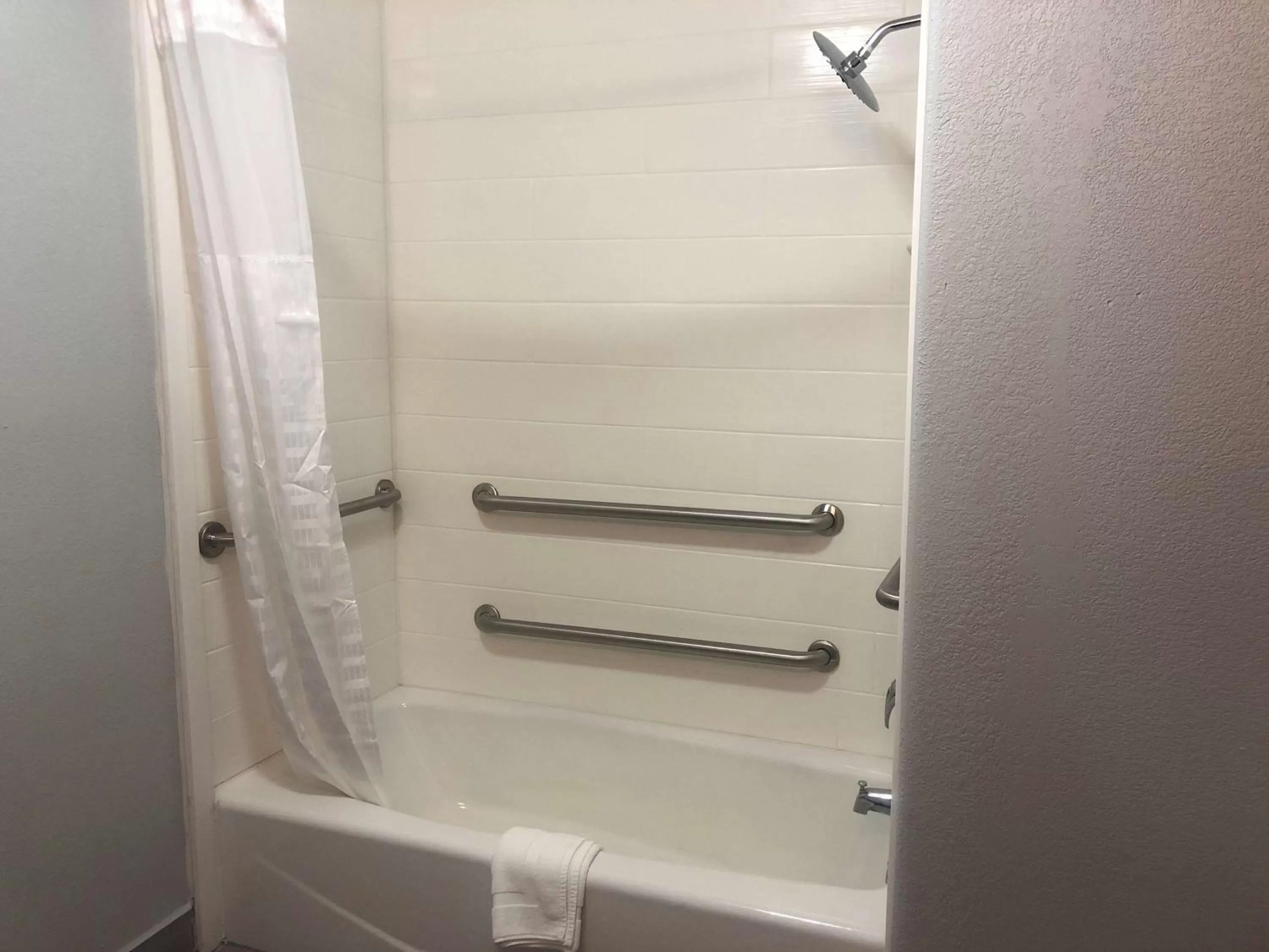 Queen Room with Two Queen Beds and Bath Tub - Disability Access in Best Western Medical Center North Inn & Suites Near Six Flags