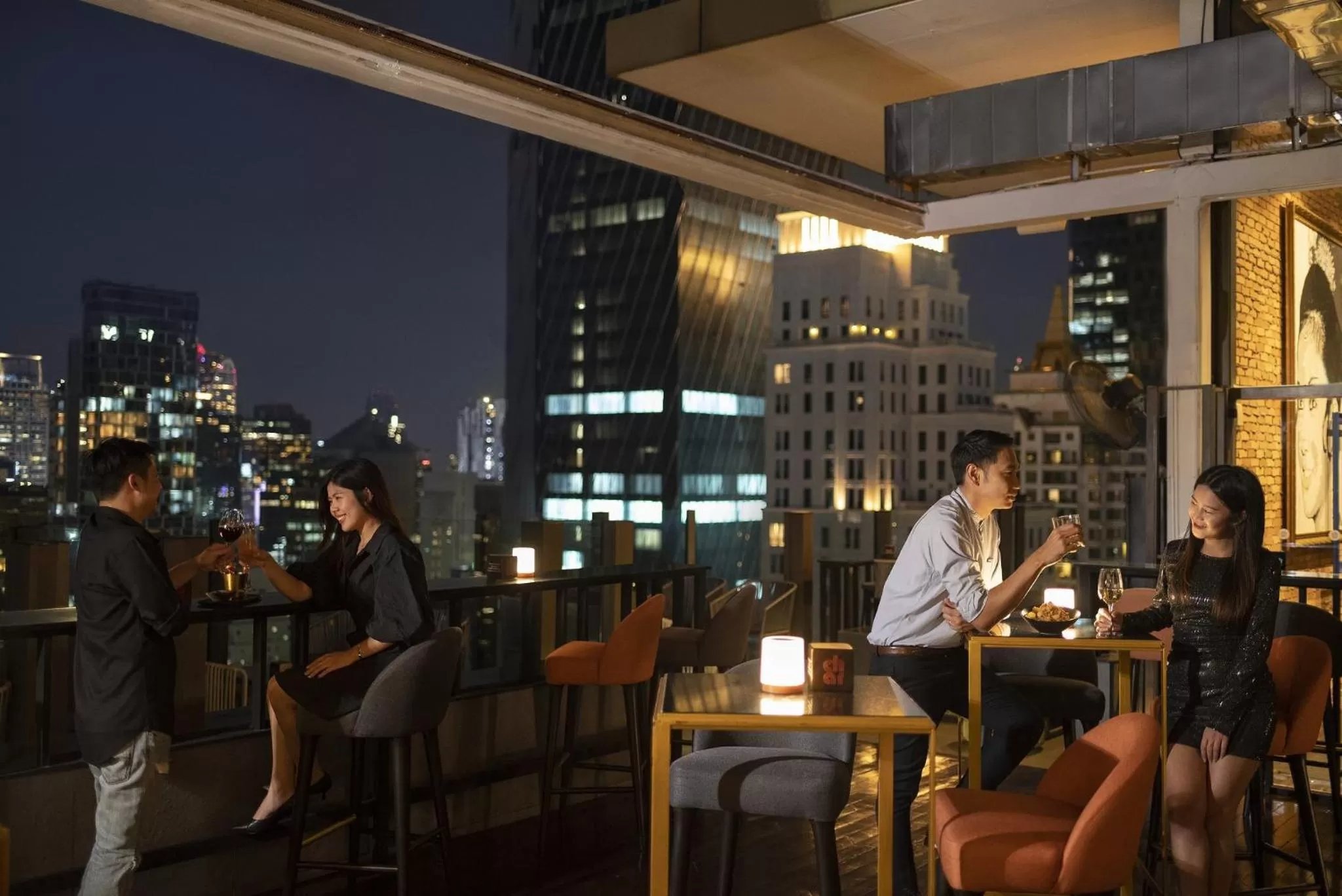 Lounge or bar in Hotel Indigo Bangkok Wireless Road by IHG