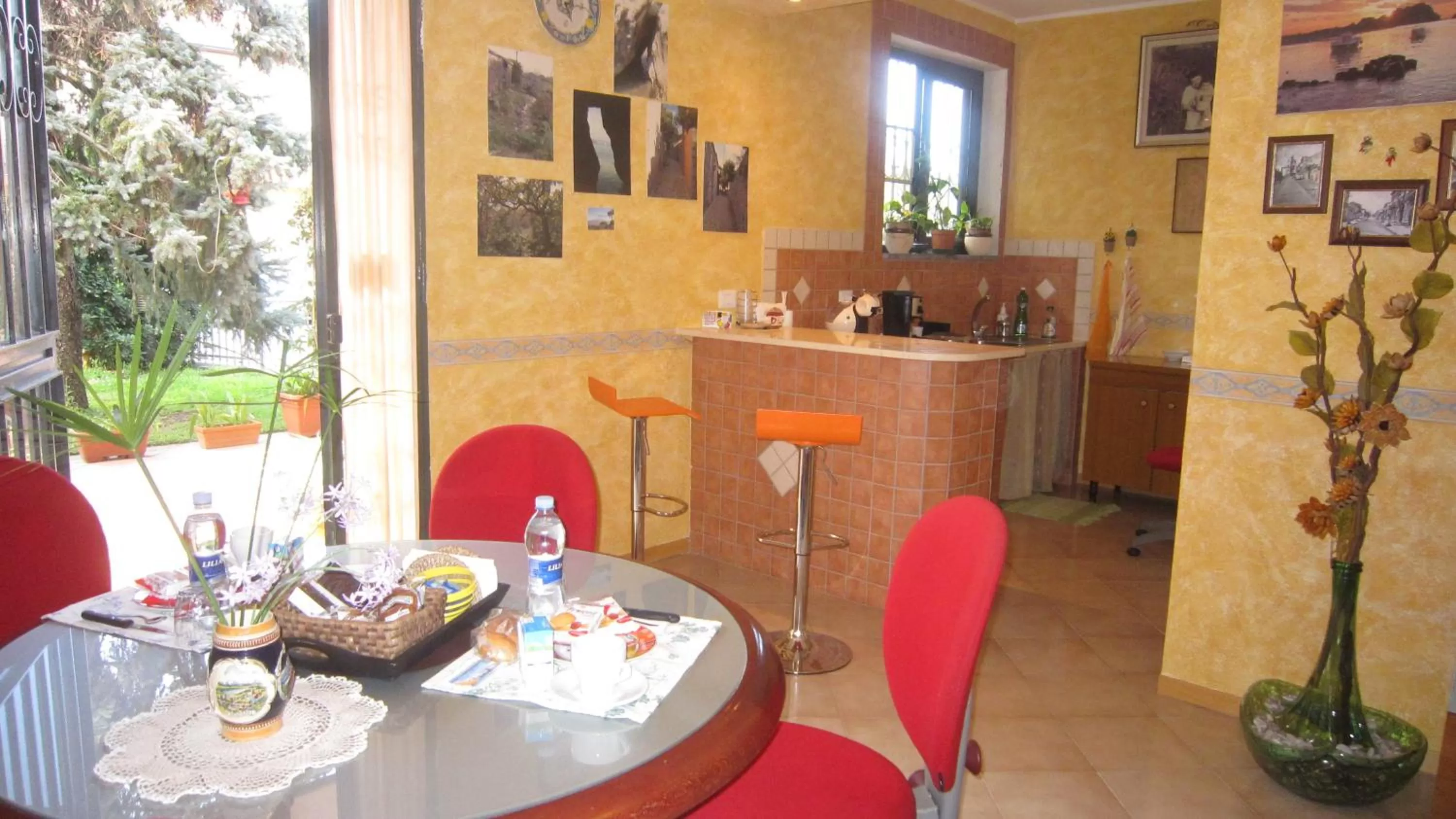 Communal lounge/ TV room in B&B Casa Di Mari