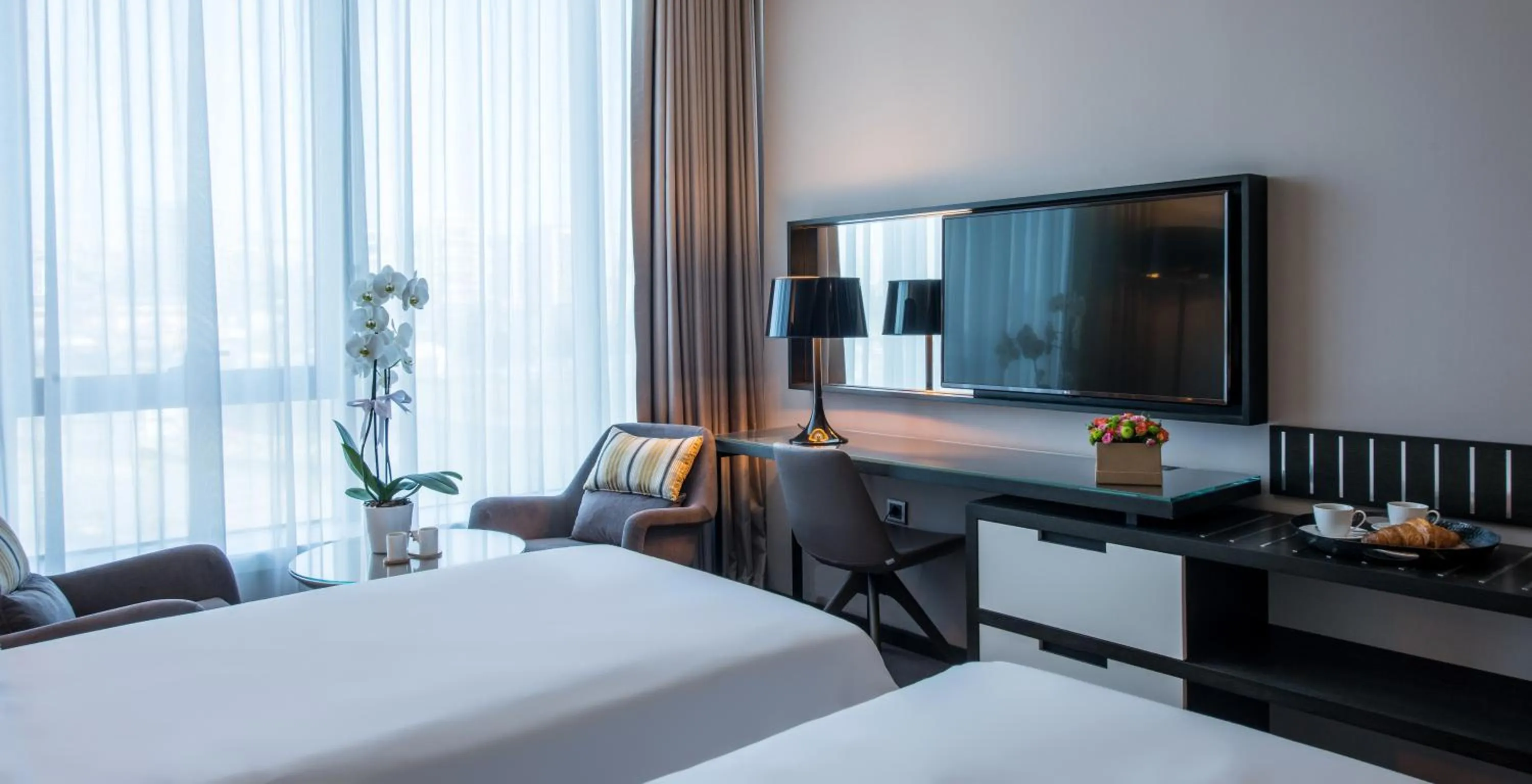 TV and multimedia, Bed in Centro Westside by Rotana