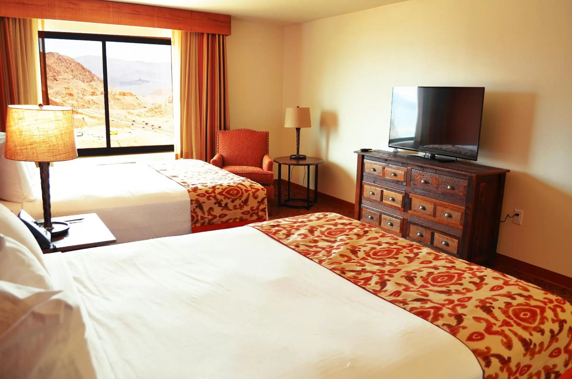 Photo of the whole room, Bed in Hoover Dam Lodge