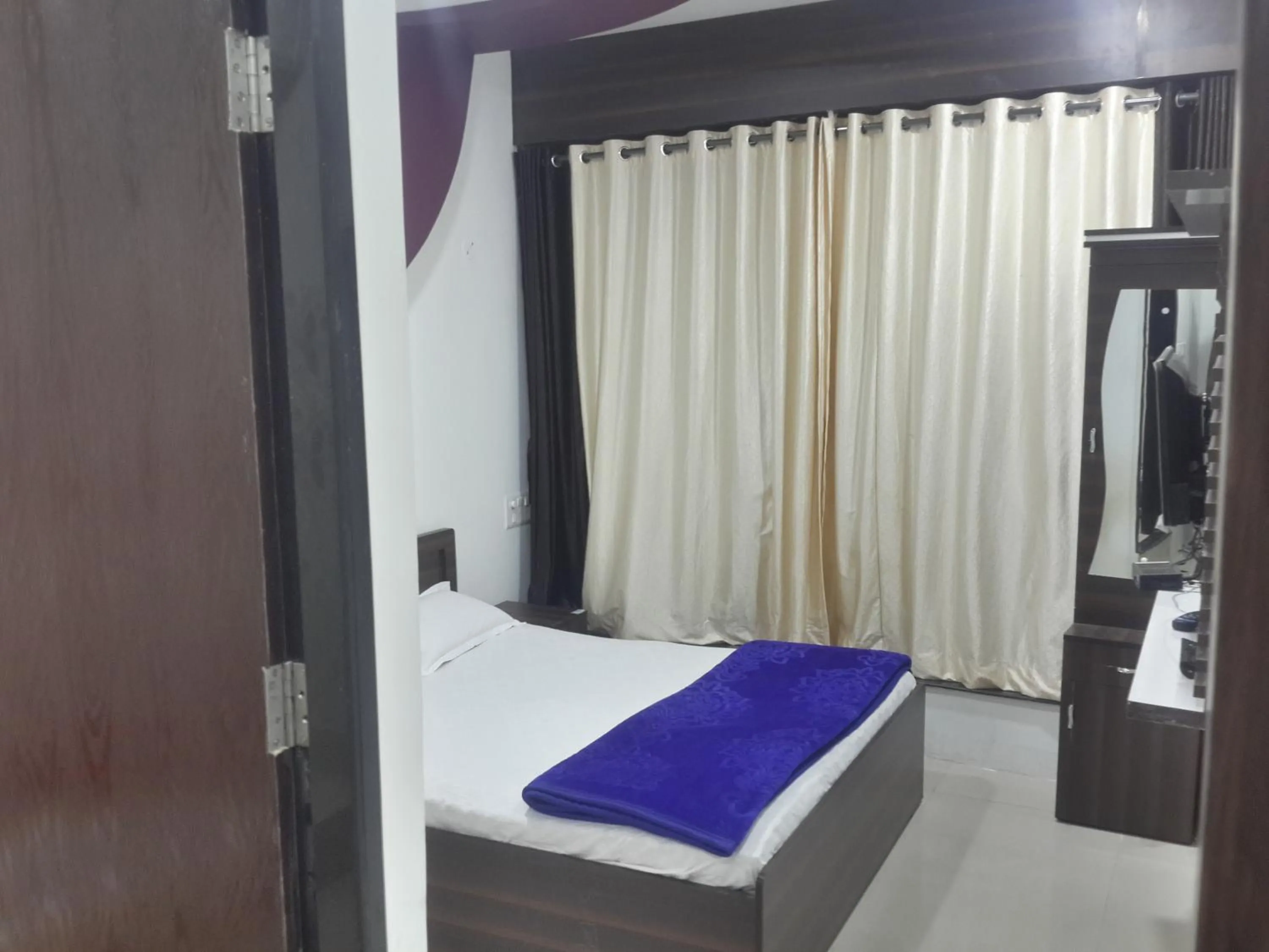 Bedroom, Bed in Hotel Holiday Era Opposite Railway Station