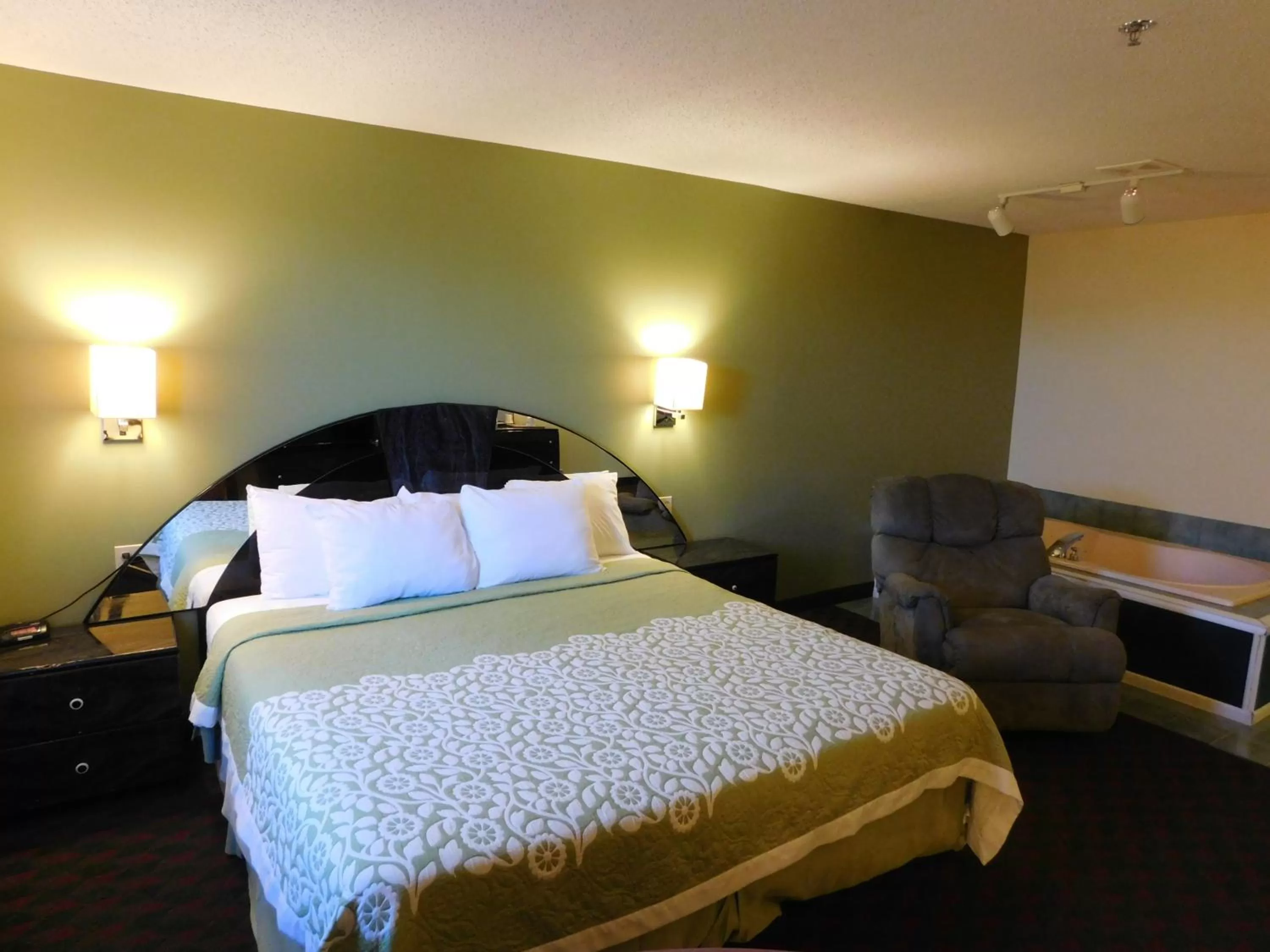 Bedroom, Bed in Days Inn by Wyndham Lexington NE