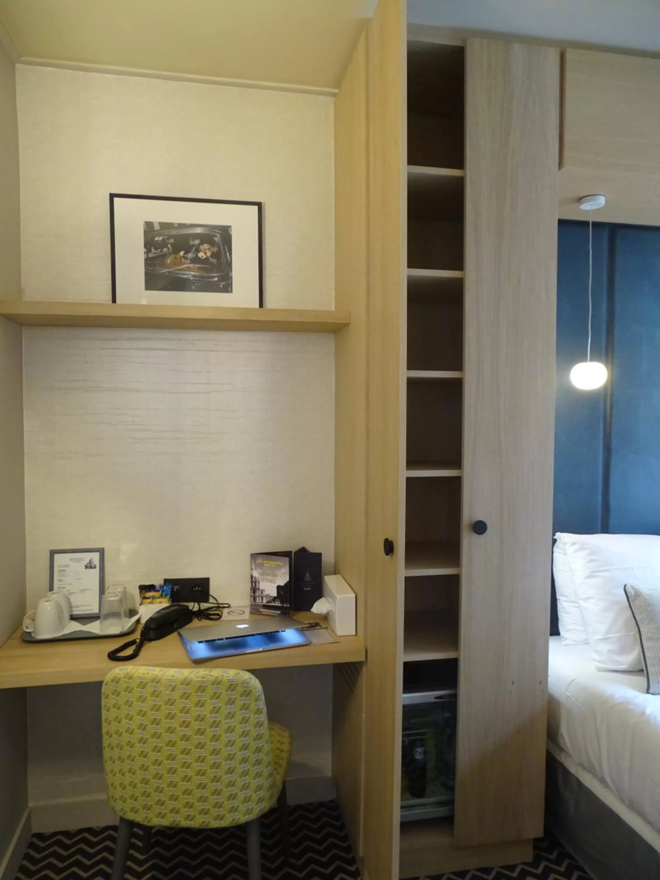 Bed in Hotel de France Invalides