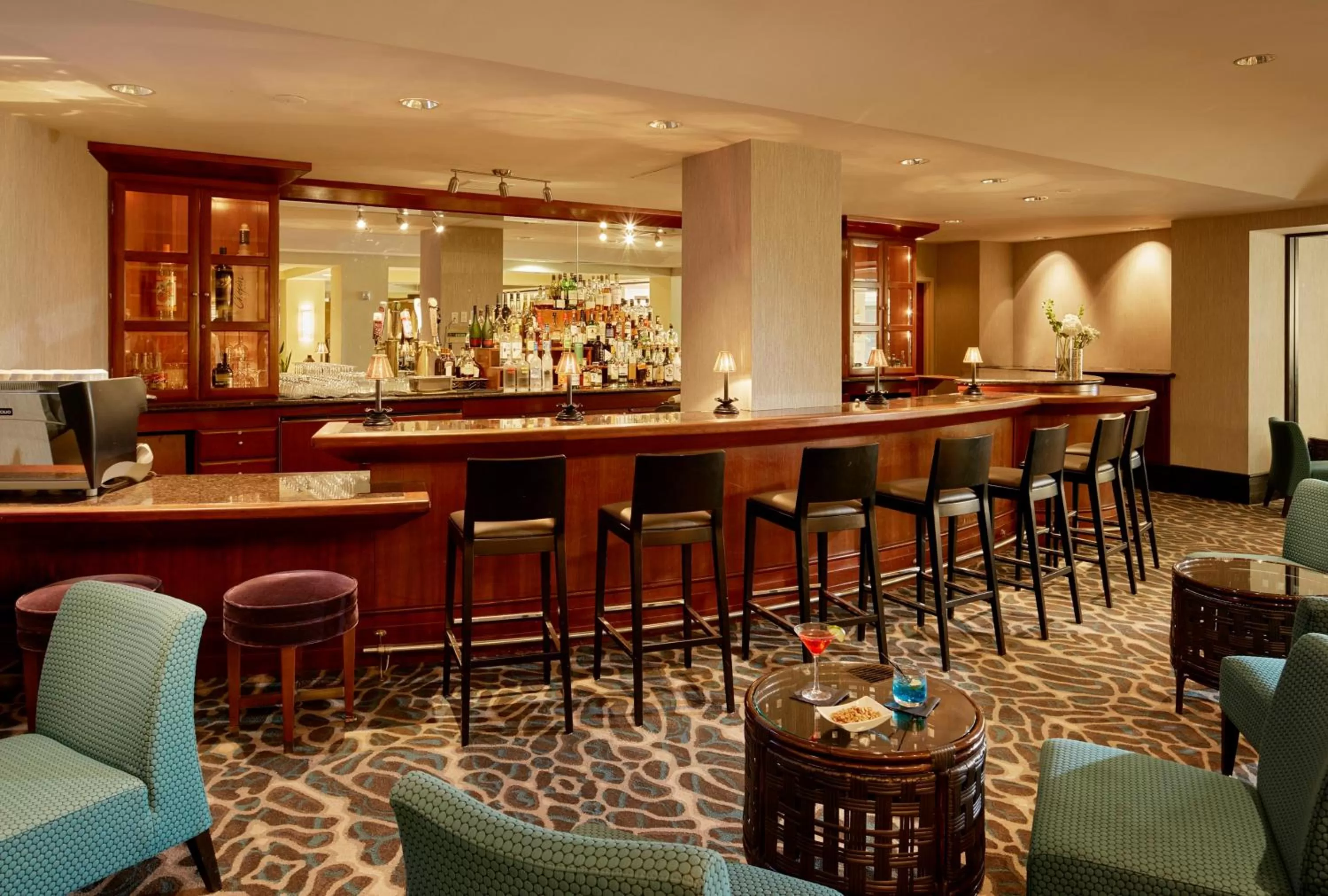Lounge or bar in Crowne Plaza Cabana Hotel by IHG
