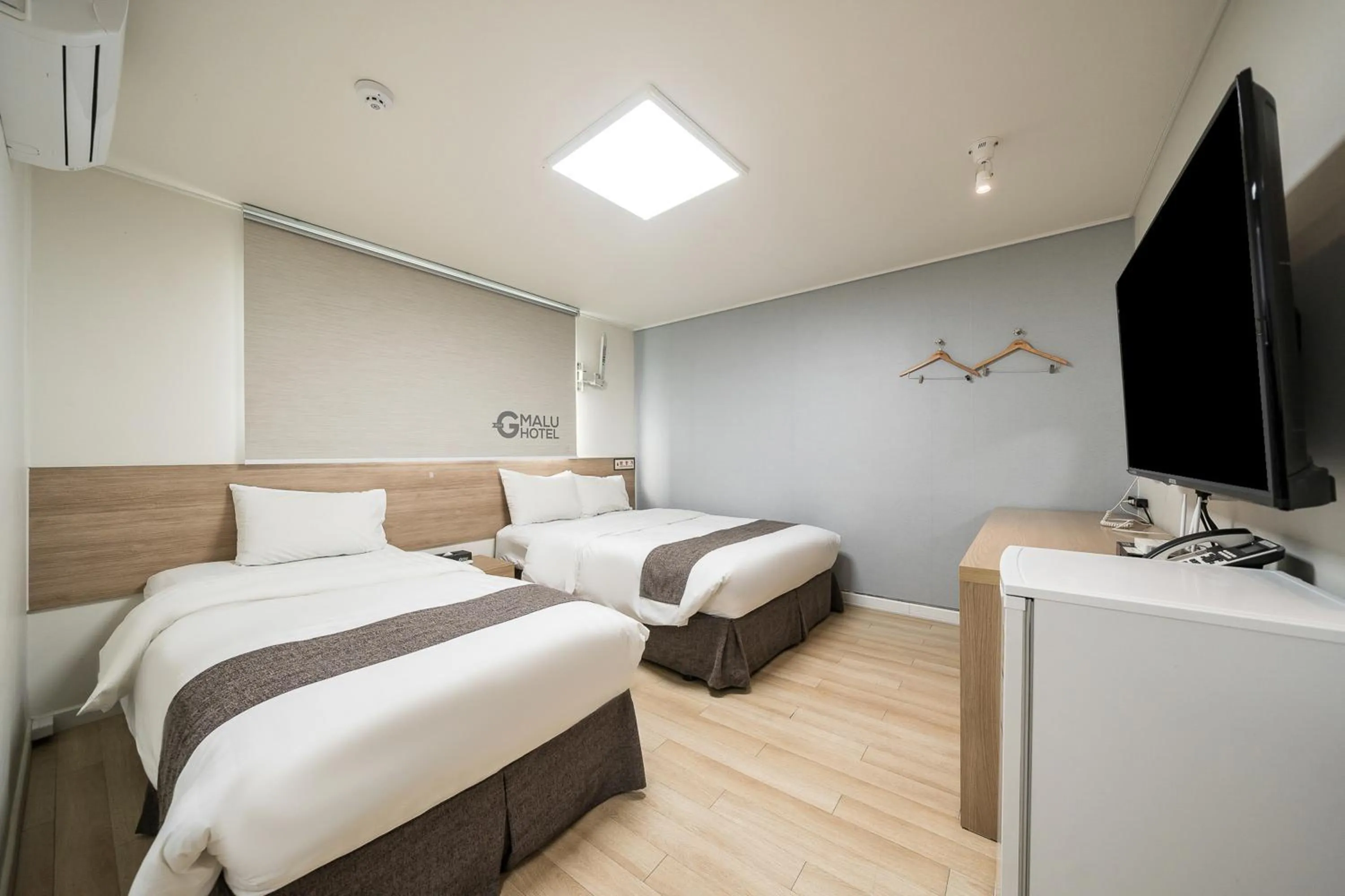 Photo of the whole room, Bed in Malu Hotel Suwon