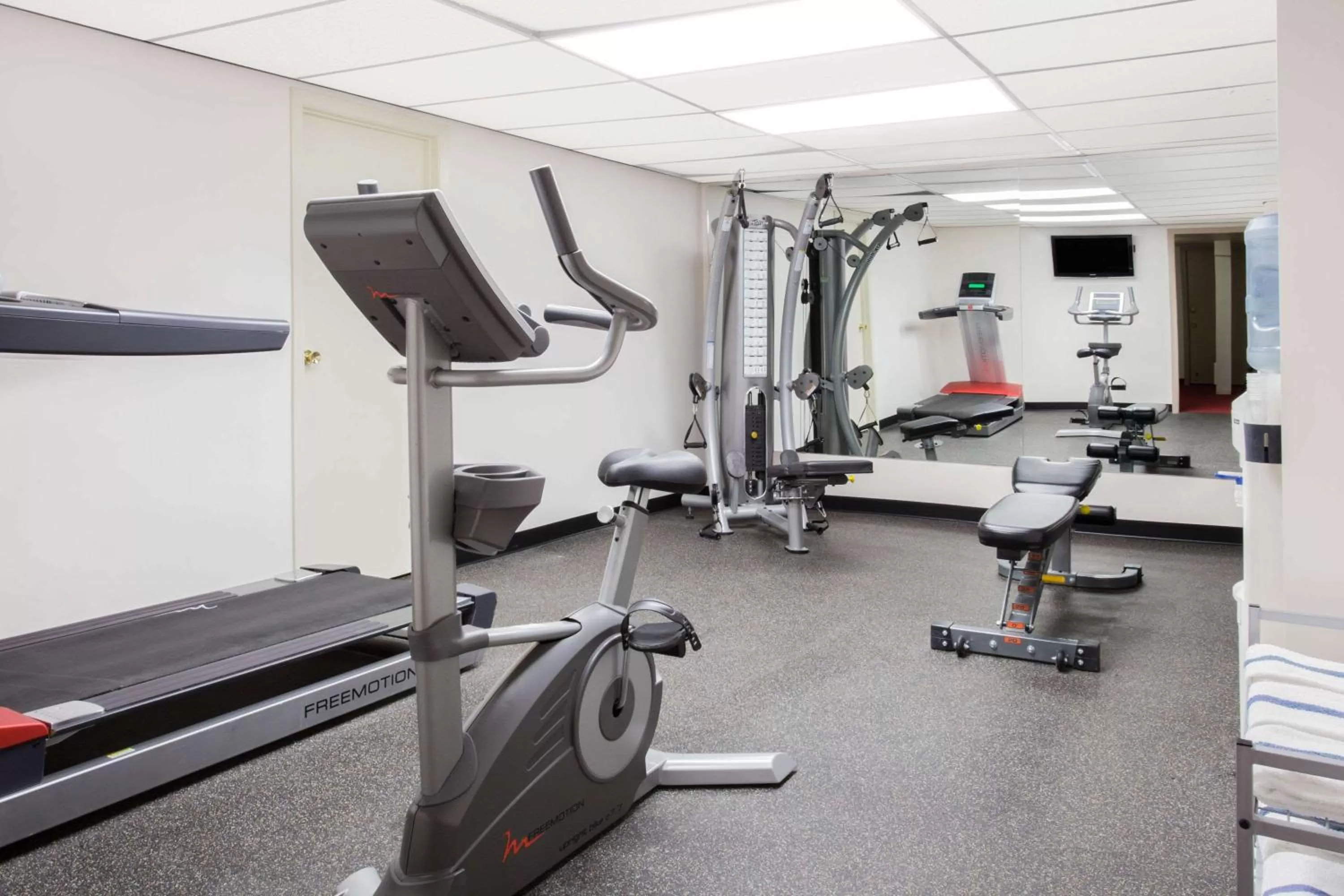 Fitness centre/facilities in Super 8 by Wyndham Lethbridge