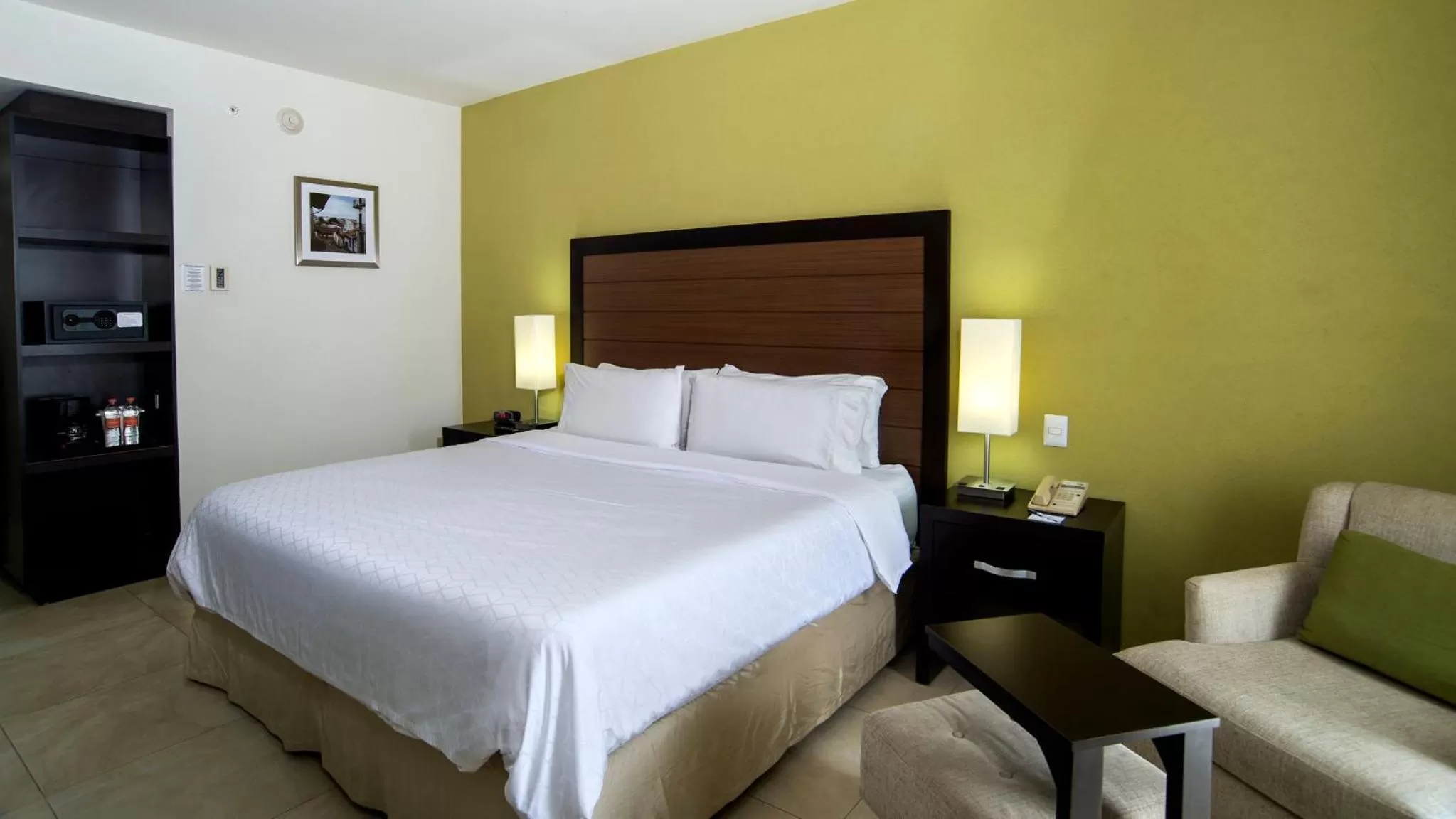 Photo of the whole room, Bed in Holiday Inn Express Xalapa by IHG