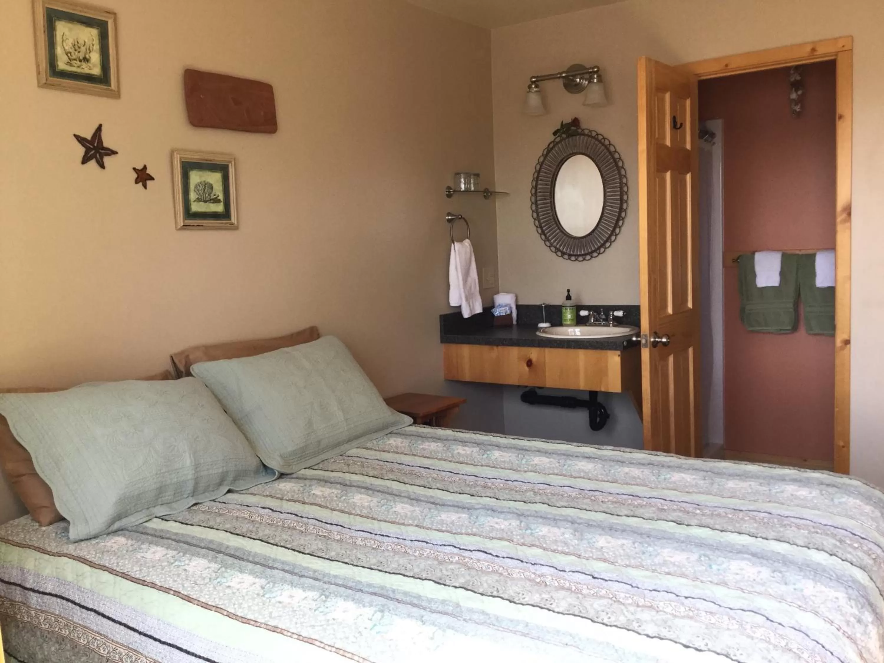 Bed in Bay Avenue Inn