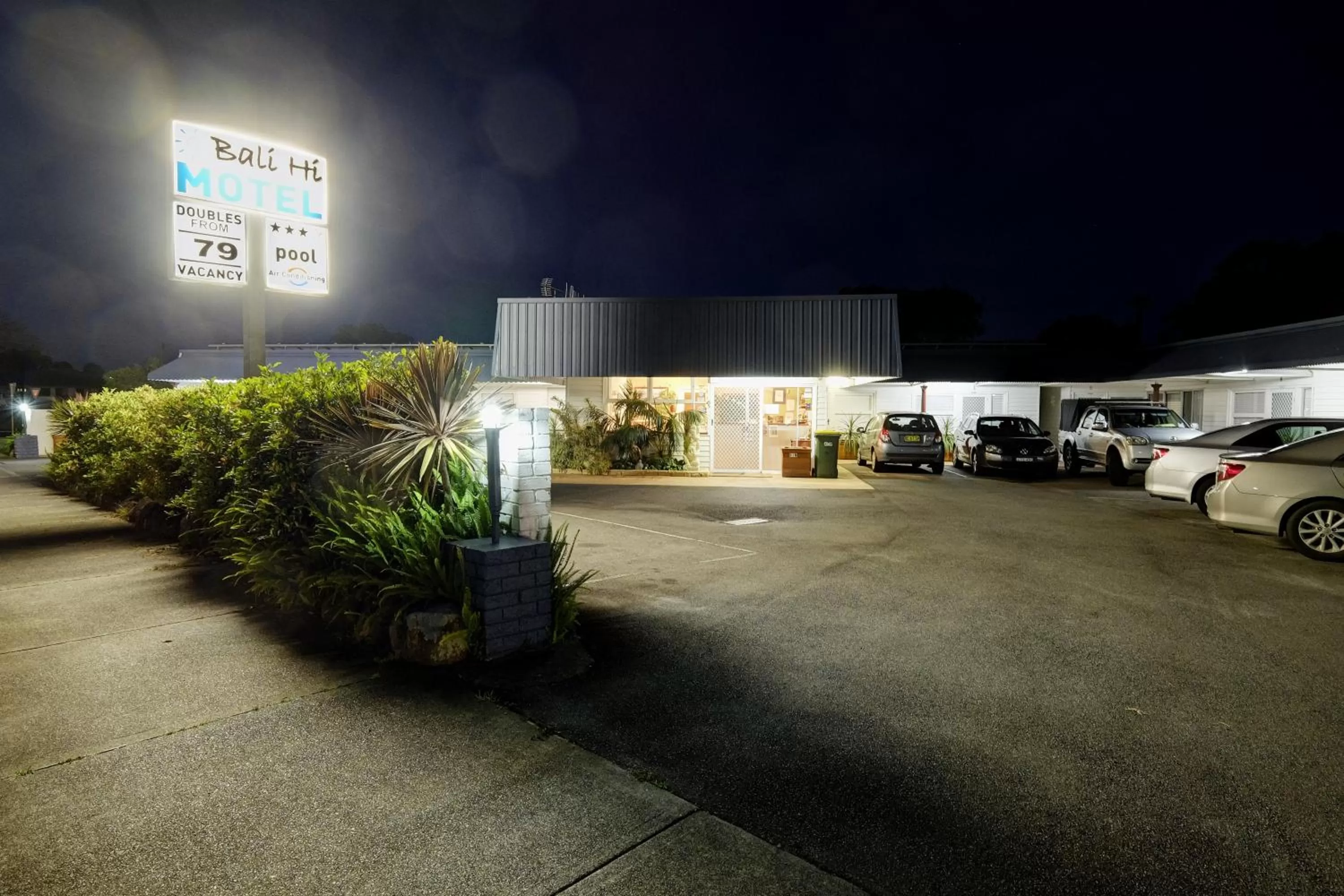 Facade/entrance in Bali Hi Motel