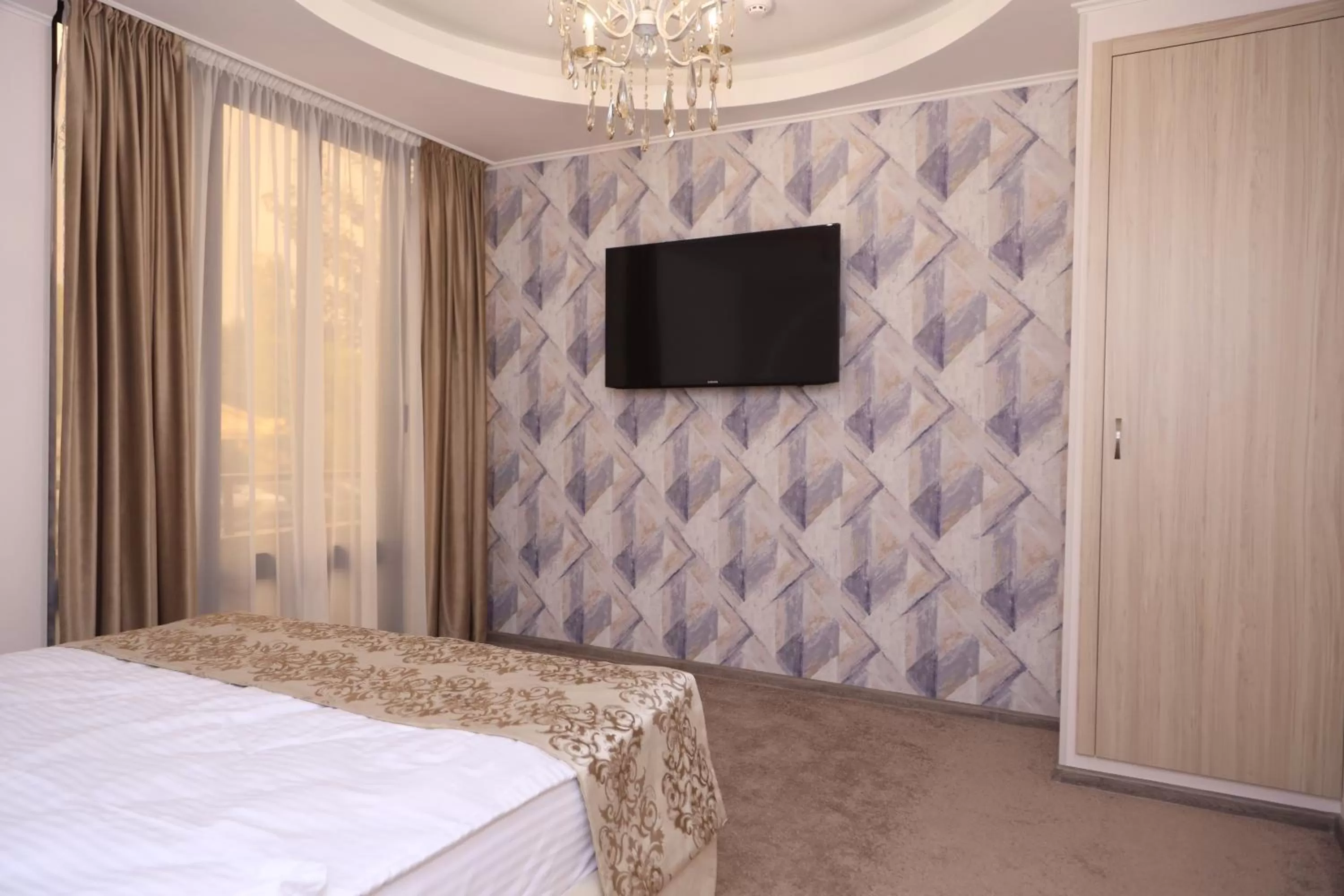 Bed, TV/Entertainment Center in DeLin Hotel And Tours