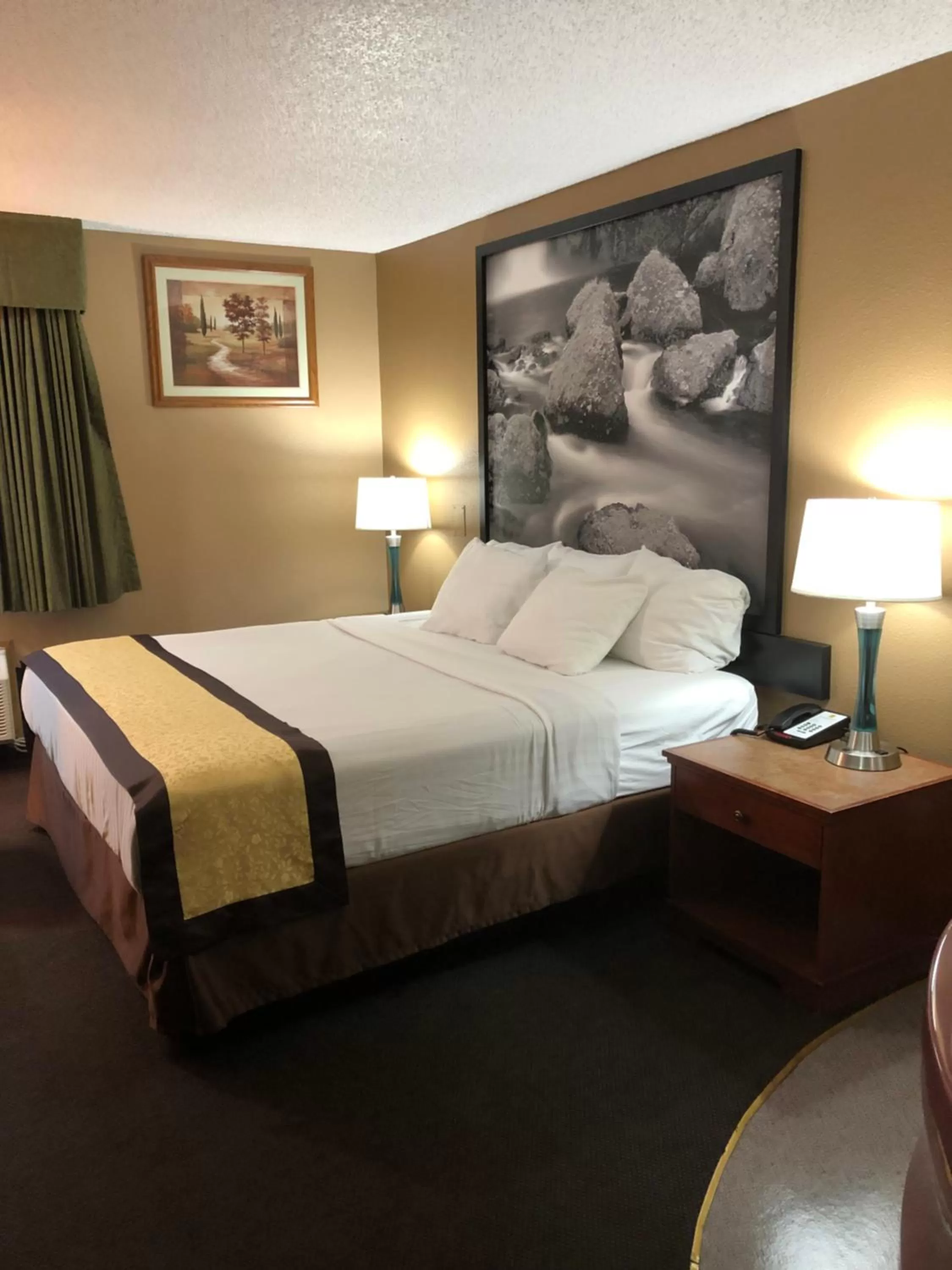 Bedroom, Bed in Super 8 by Wyndham Baker City