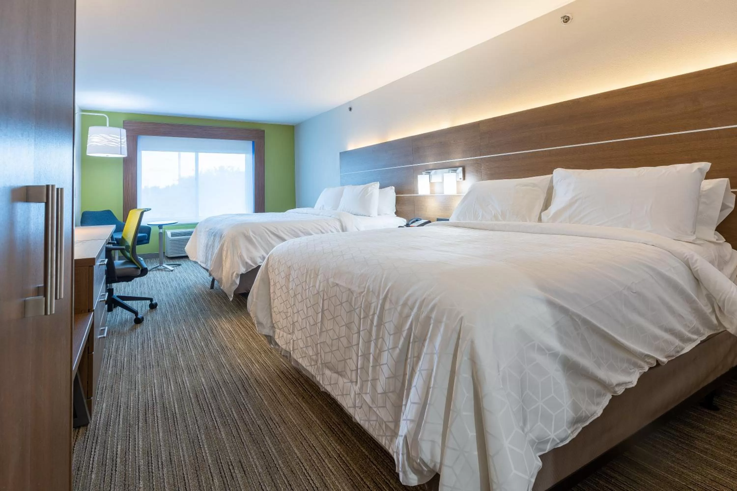 Photo of the whole room, Bed in Holiday Inn Express & Suites Arlington North – Stadium Area by IHG