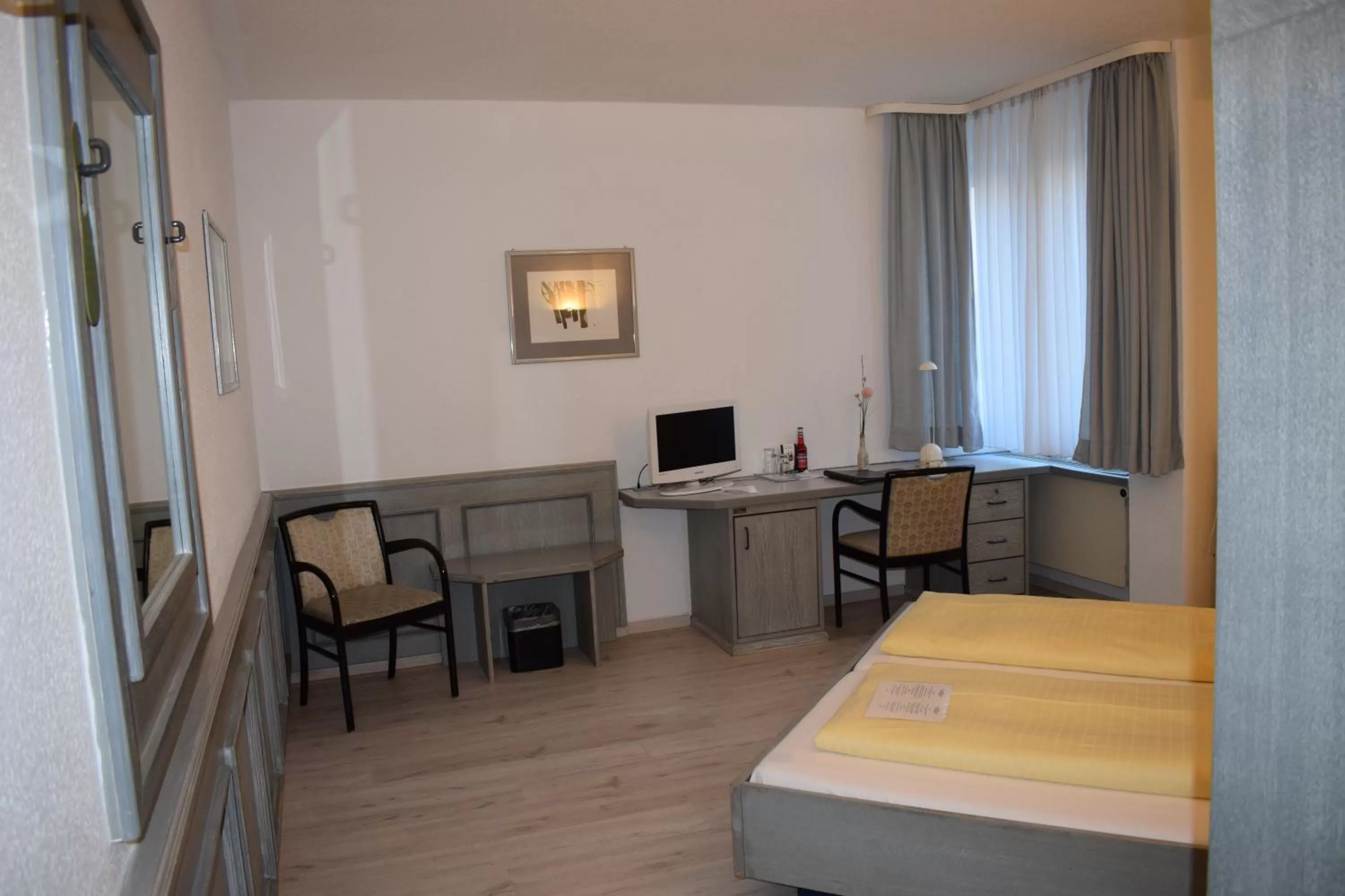 Photo of the whole room, Bed in Avenue Hotel