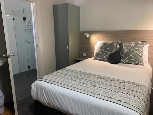 Bedroom, Bed in Hamilton Henry Parkes Motor Inn