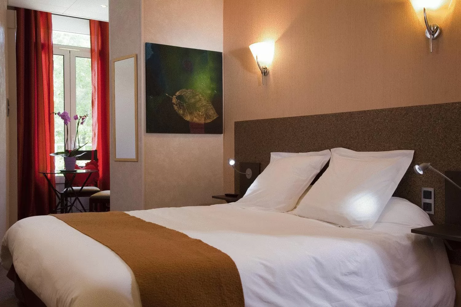 Bedroom, Bed in Logis Hôtel-Restaurant Le Commerce