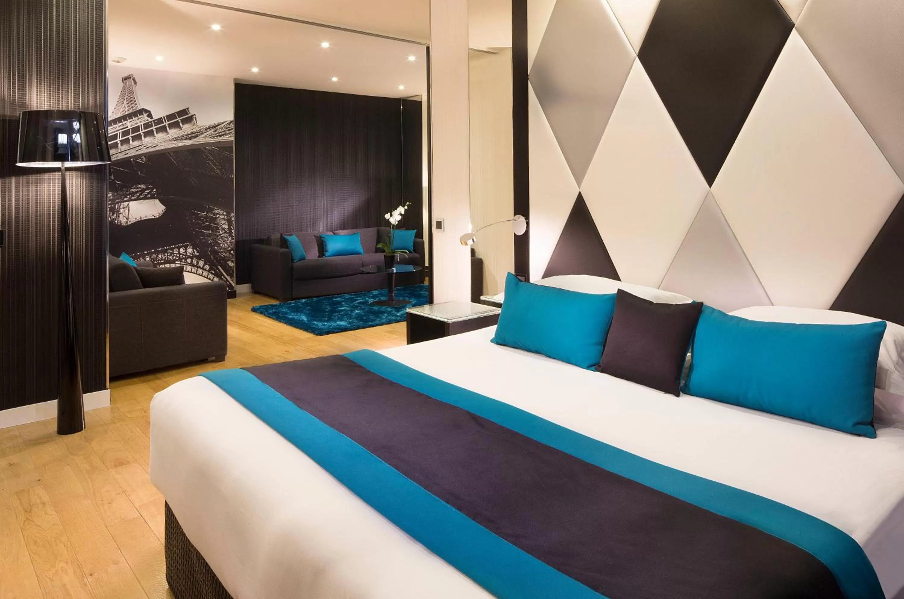 Photo of the whole room, Bed in L'Empire Paris - Louvre