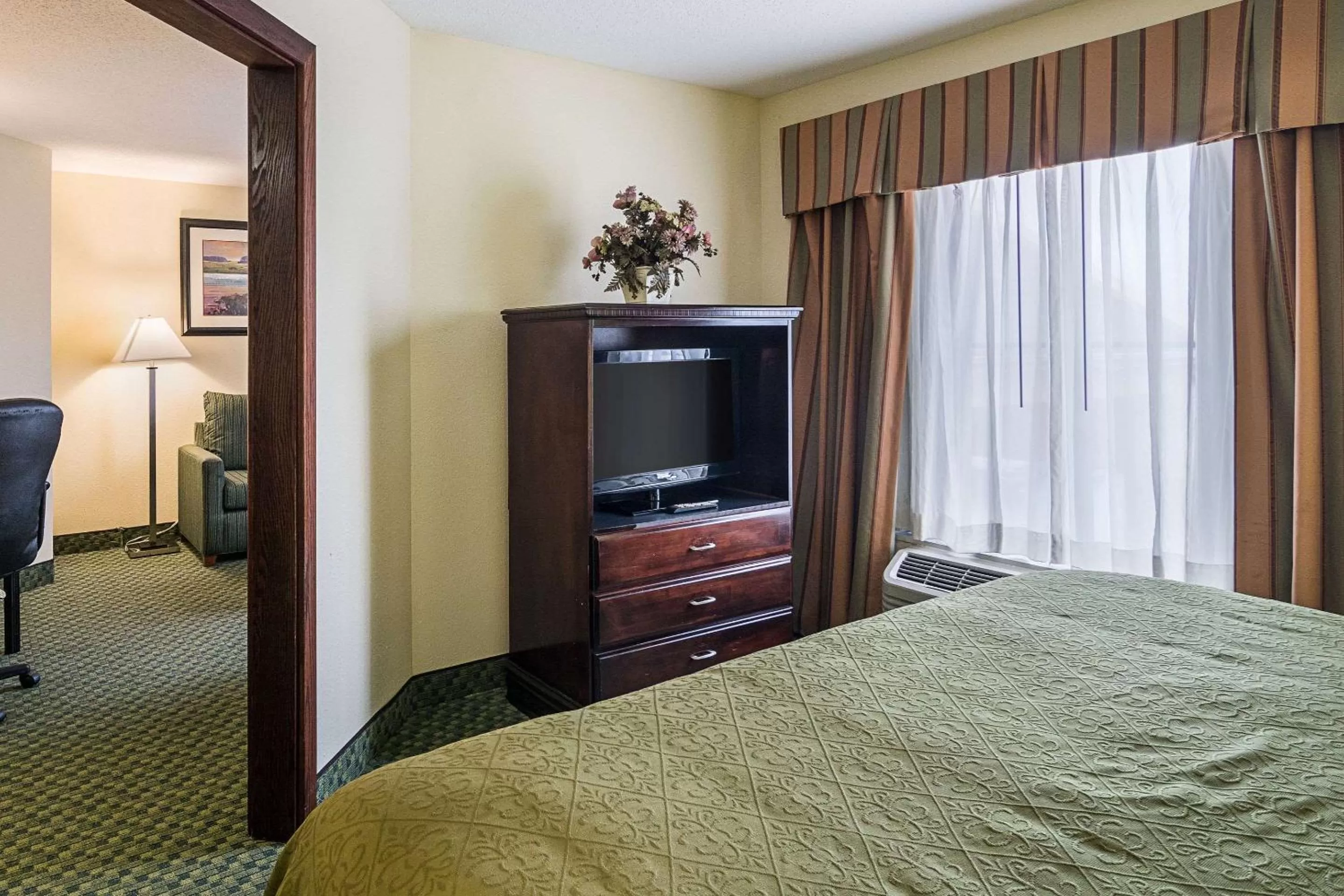 Photo of the whole room, Bed in Quality Inn & Suites Harvey - Chicago Southland
