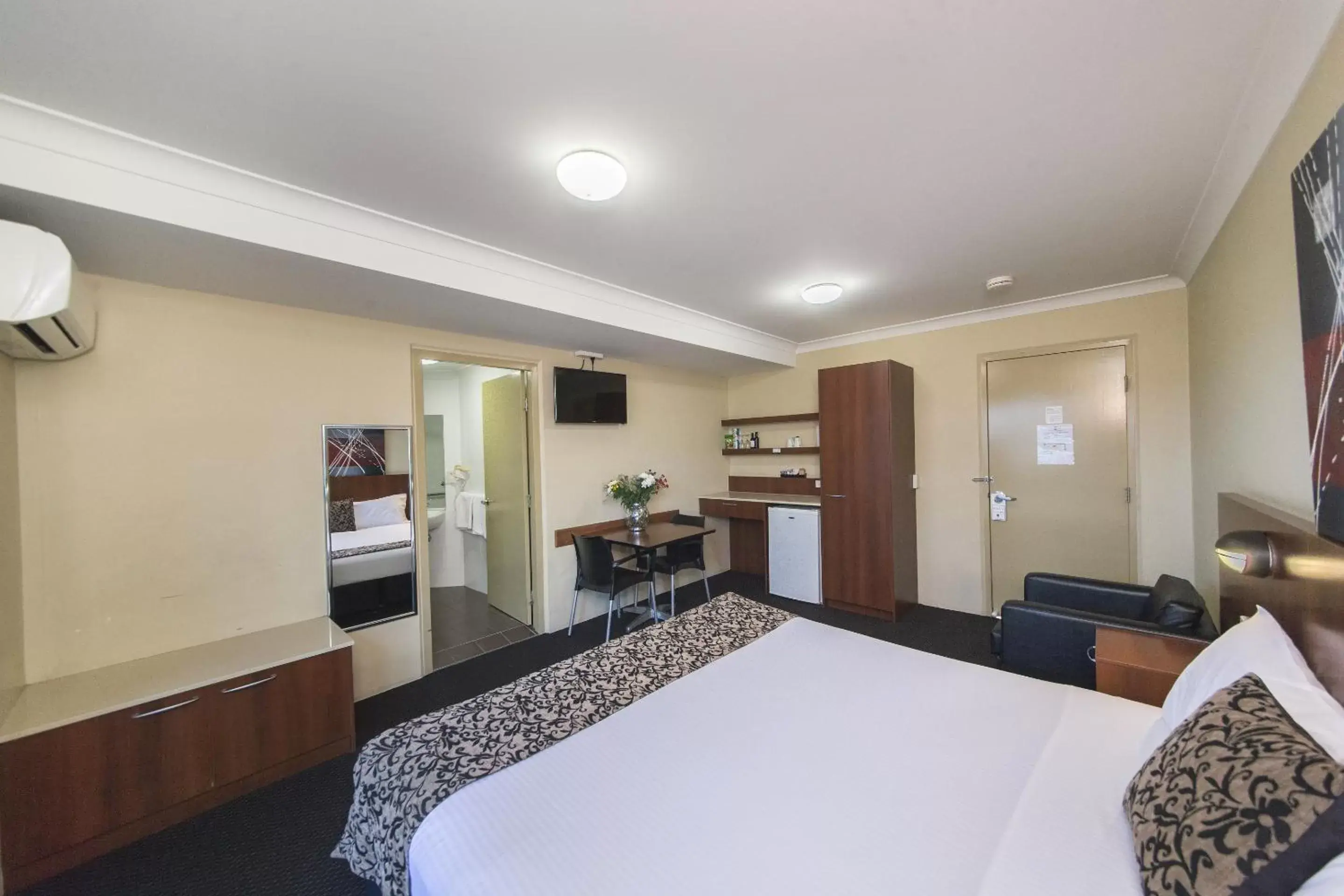 King Room - Disability Access in Rocky Resort Motor Inn King Room - Disability Access in Rocky Resort Motor Inn