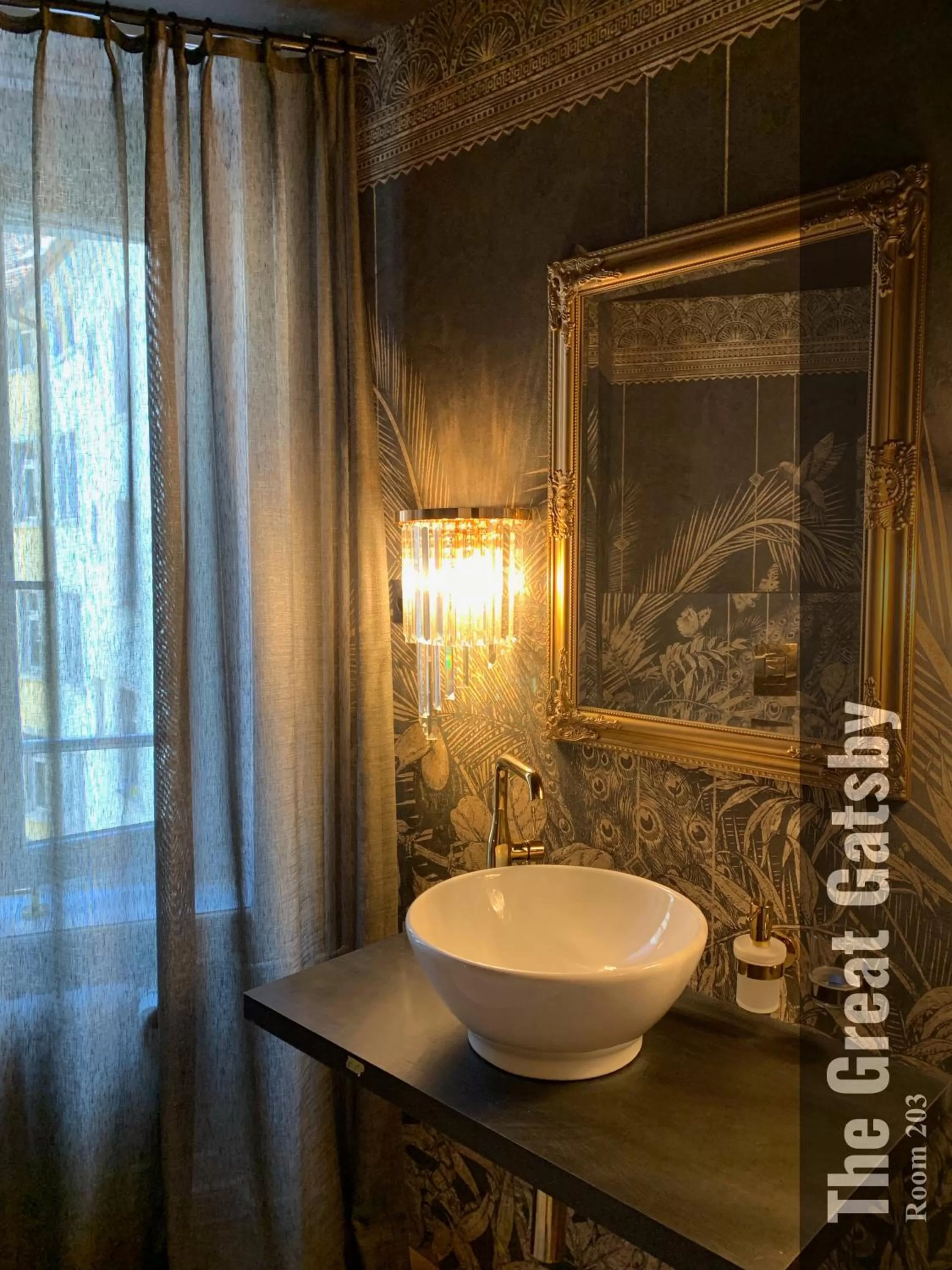 Shower in The Henry Self Check-In Guesthouse