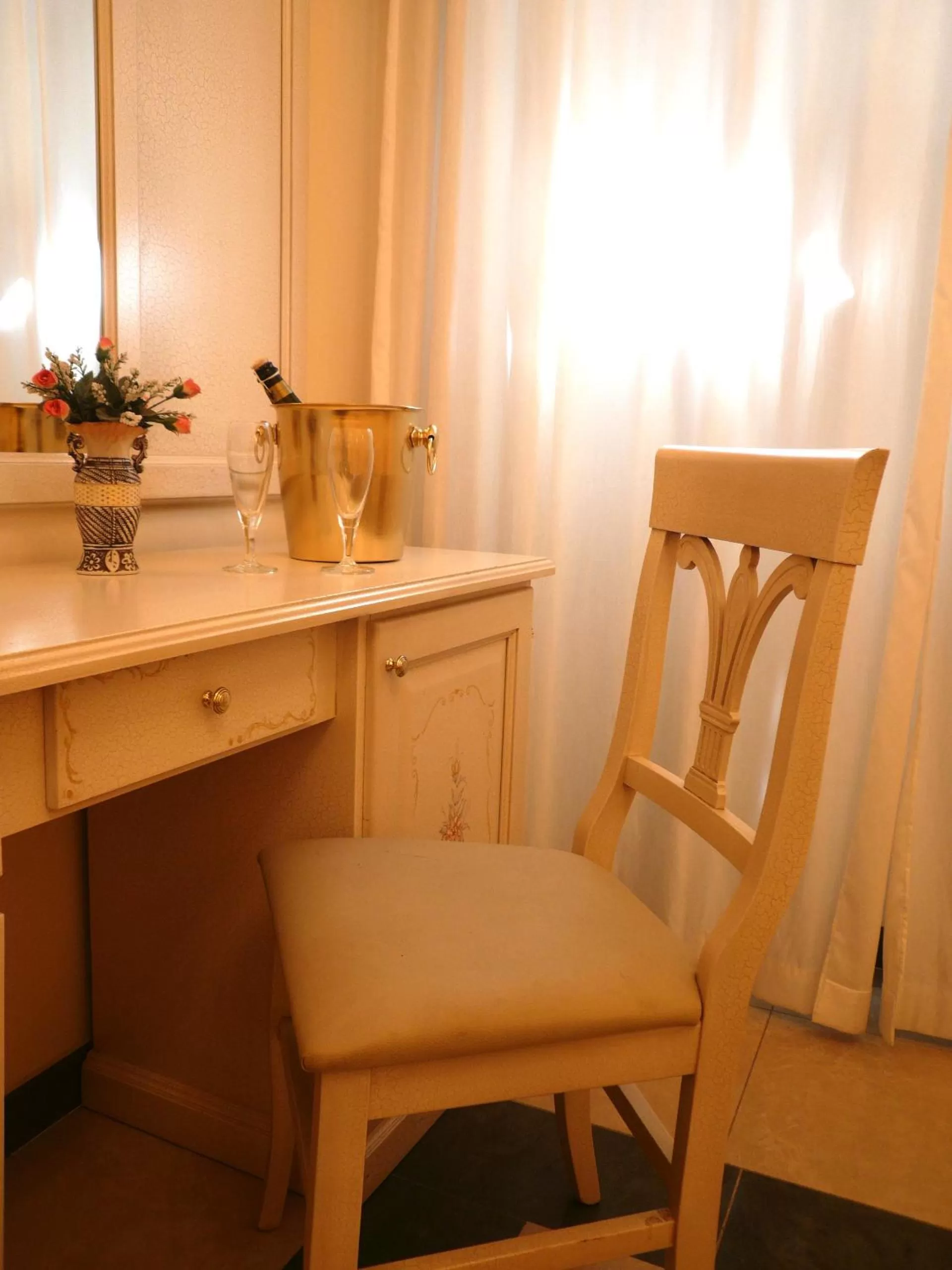 Living room in Cambridge Hotel