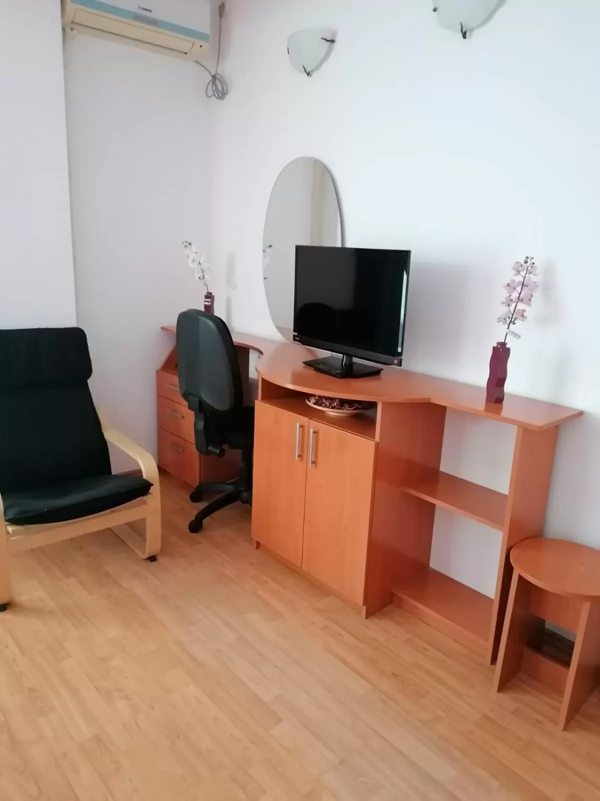 TV and multimedia, TV/Entertainment Center in Villa Edera Residence - Gazda Profesionista