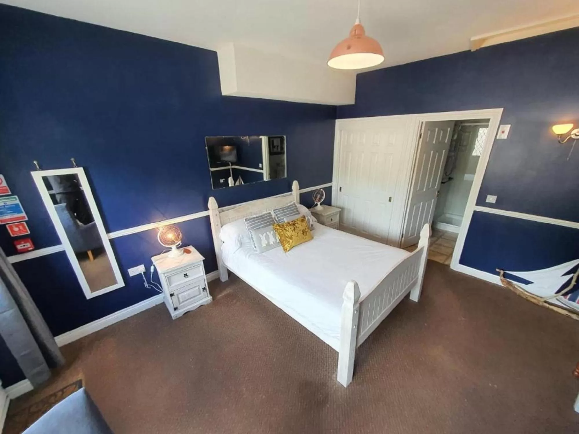 Bedroom, Bed in The Snooty Fox