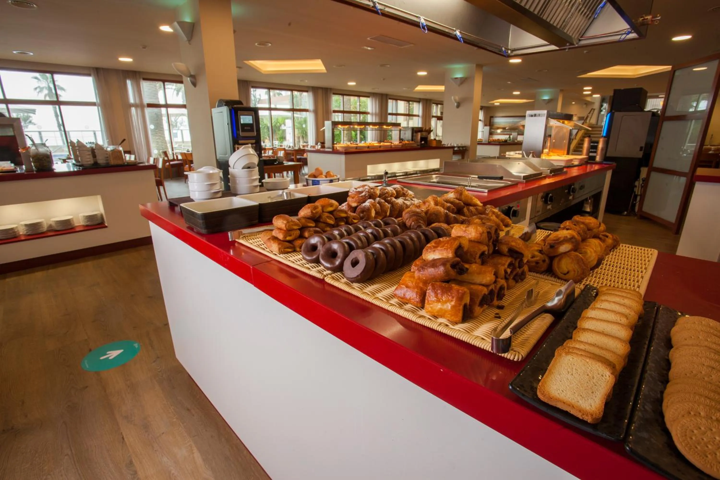 Food and drinks in Hotel Monterrey Roses by Pierre & Vacances