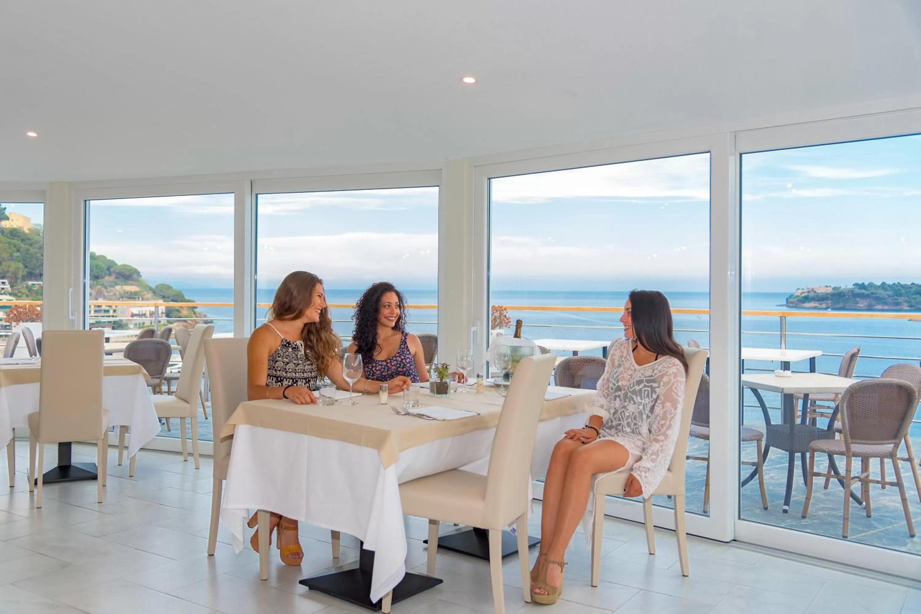 Restaurant/places to eat in Hotel Plaza