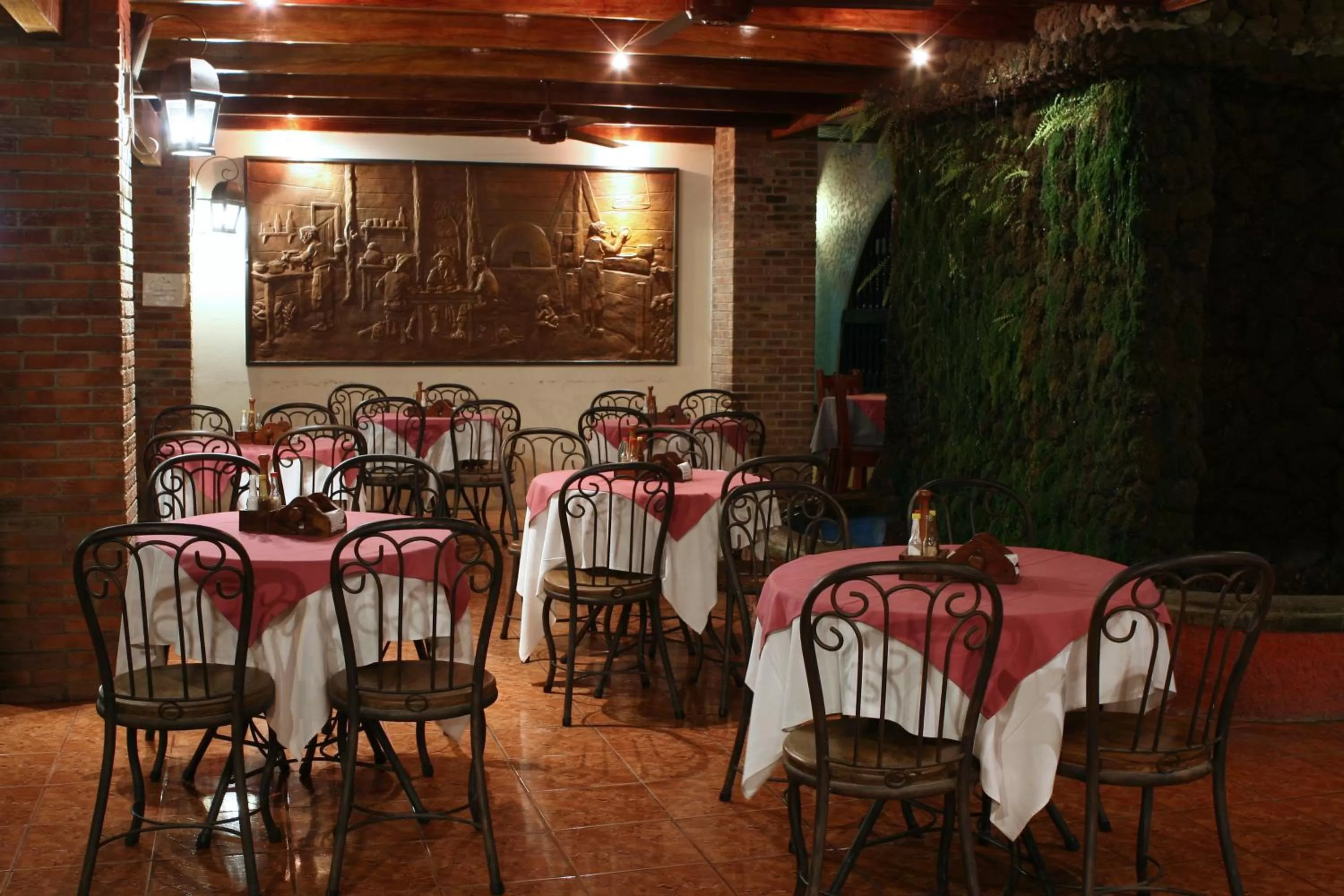Restaurant/places to eat in Hotel Boyeros