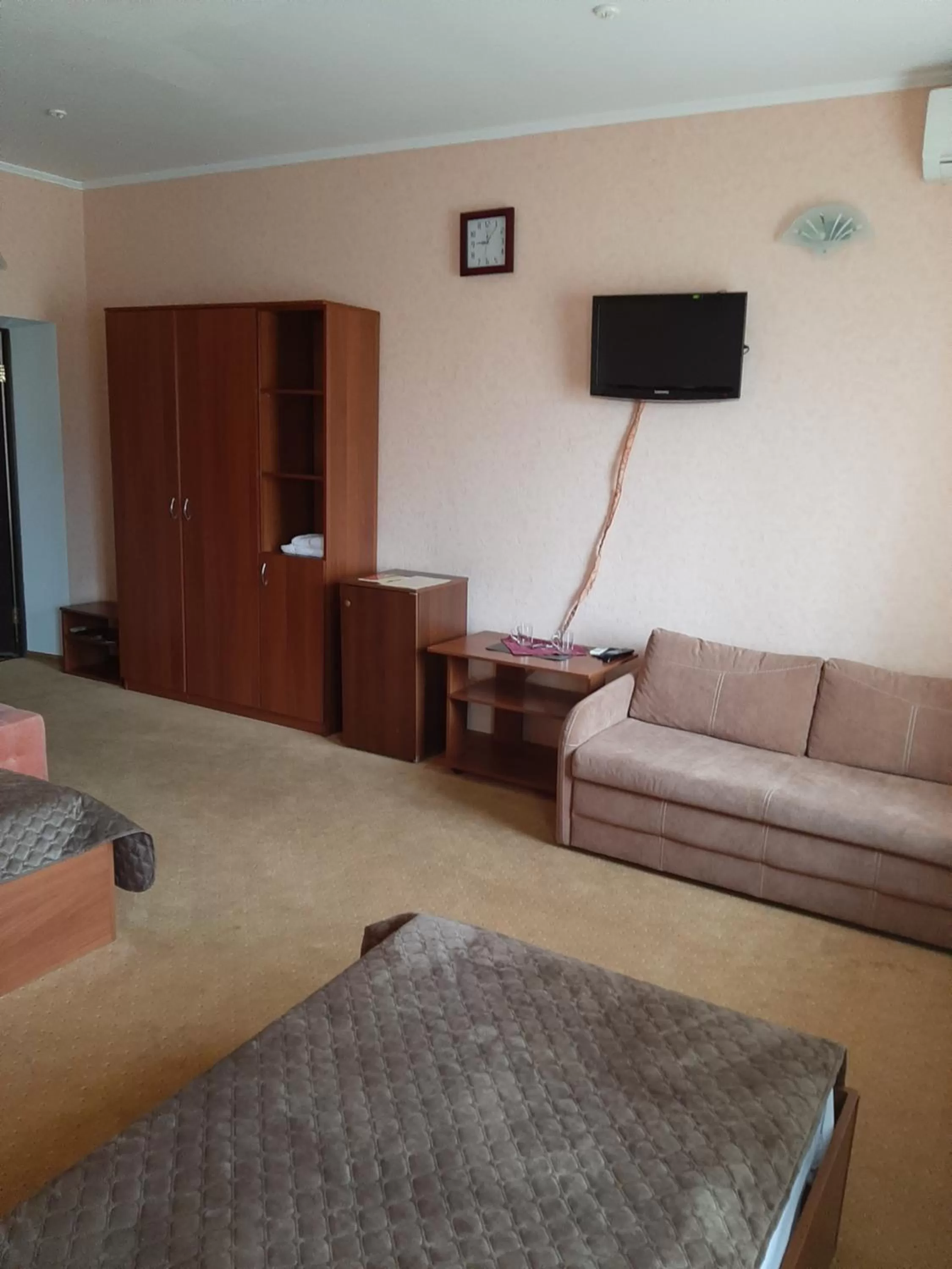 Bed, TV/Entertainment Center in Stara Vezha Hotel