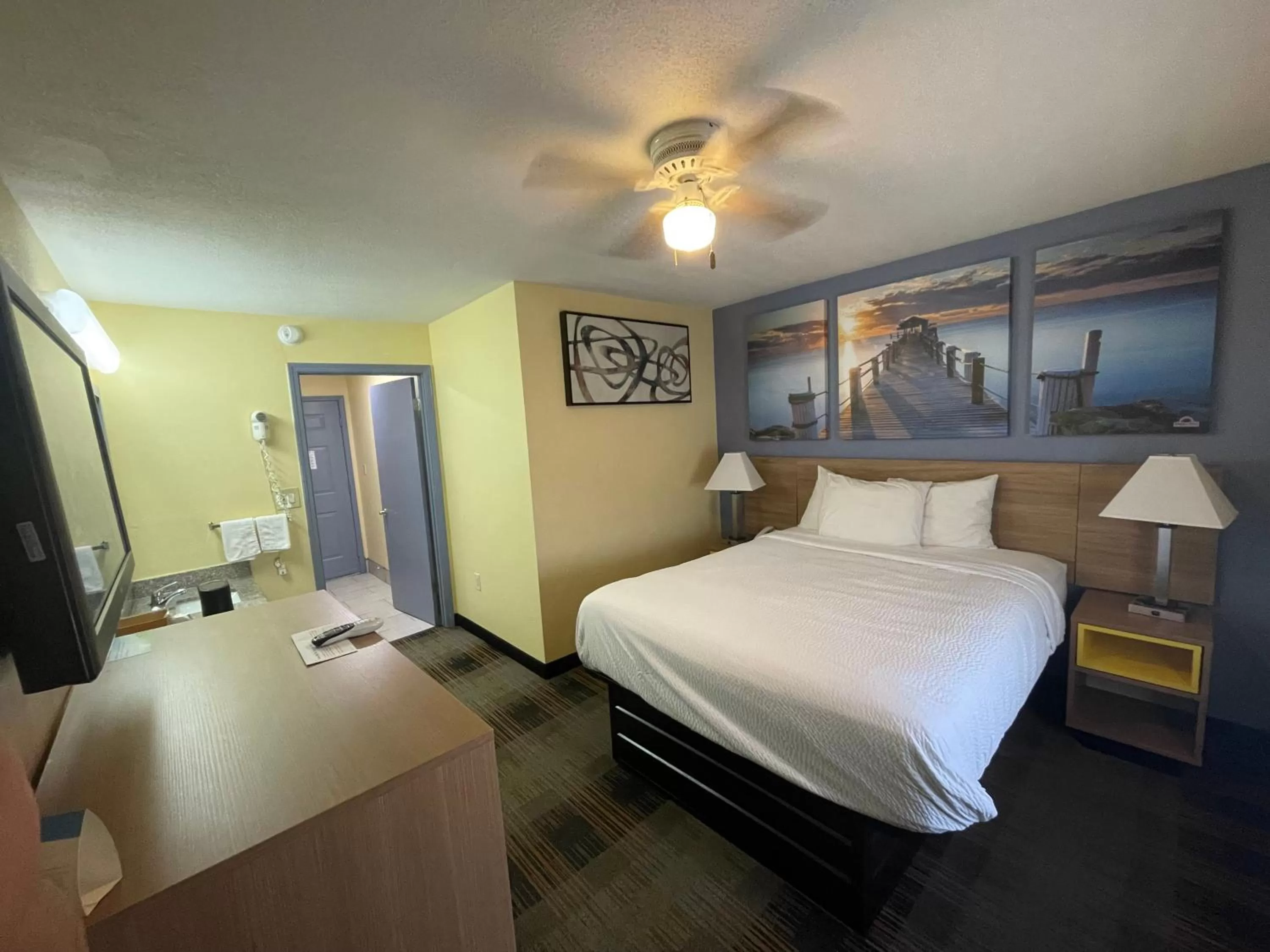 Bedroom, Bed in Days Inn by Wyndham Holladay