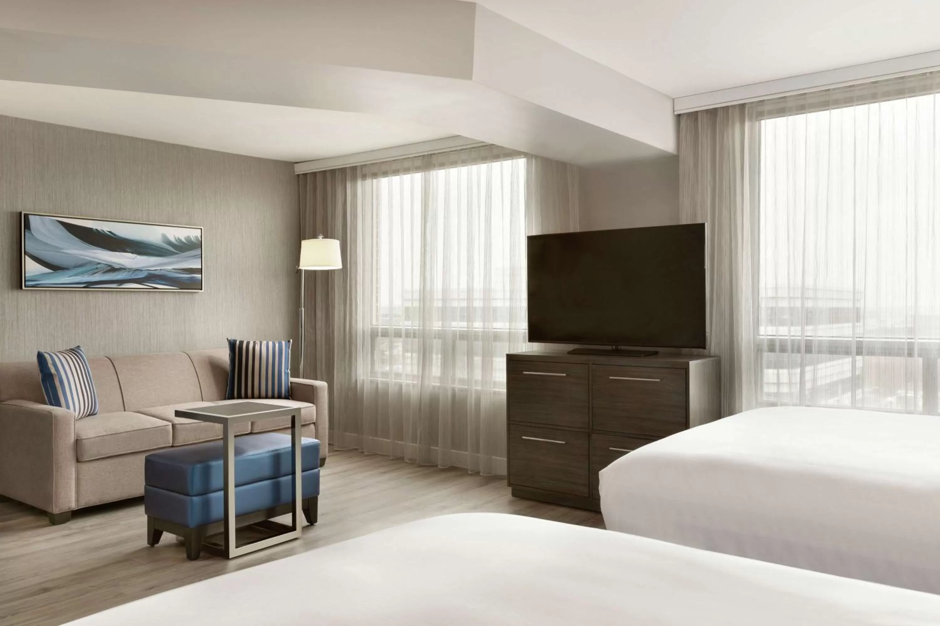 TV and multimedia, Bed in Embassy Suites By Hilton Montreal Airport